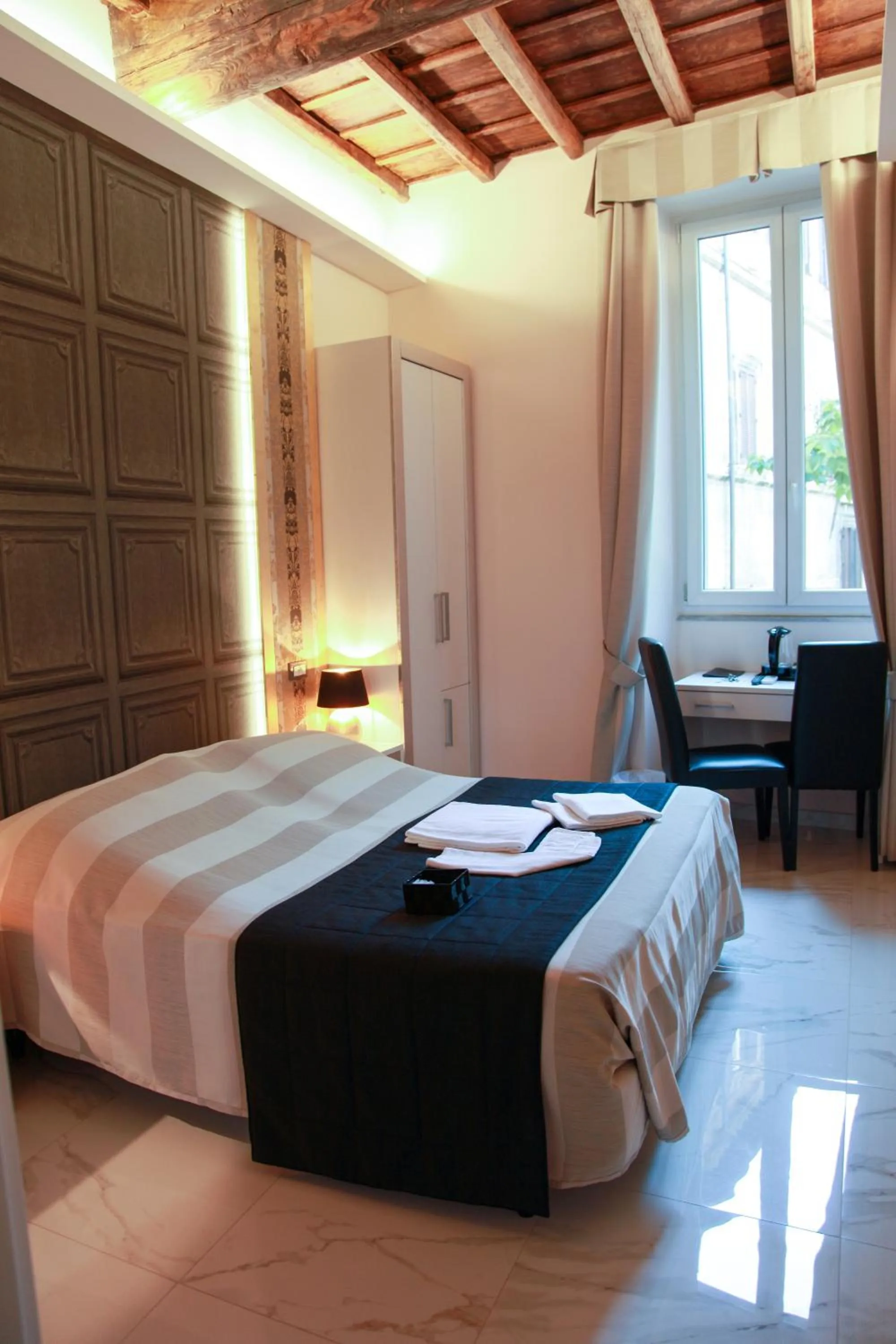 Photo of the whole room, Bed in Navona Nice Room