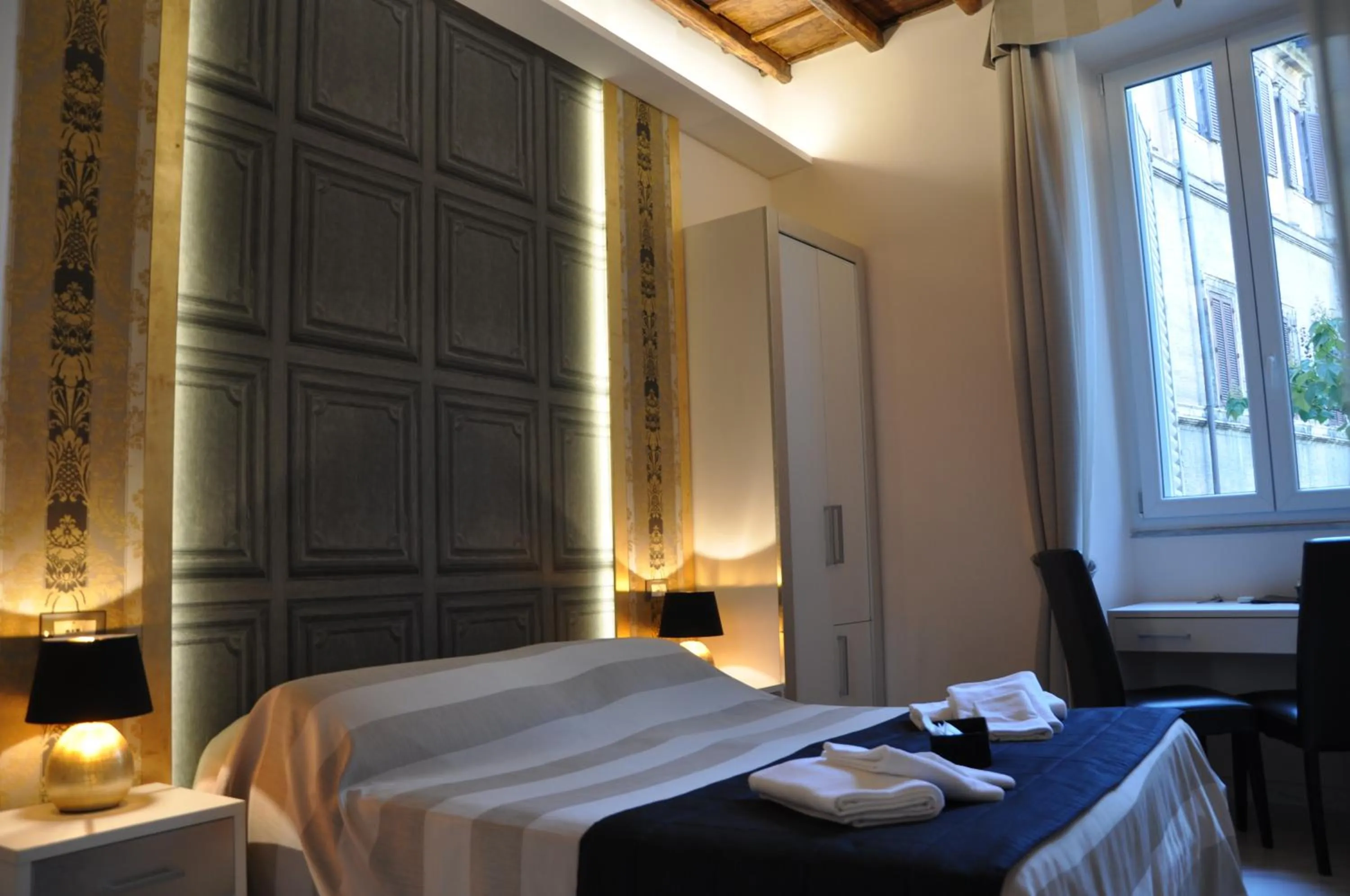 Photo of the whole room, Bed in Navona Nice Room