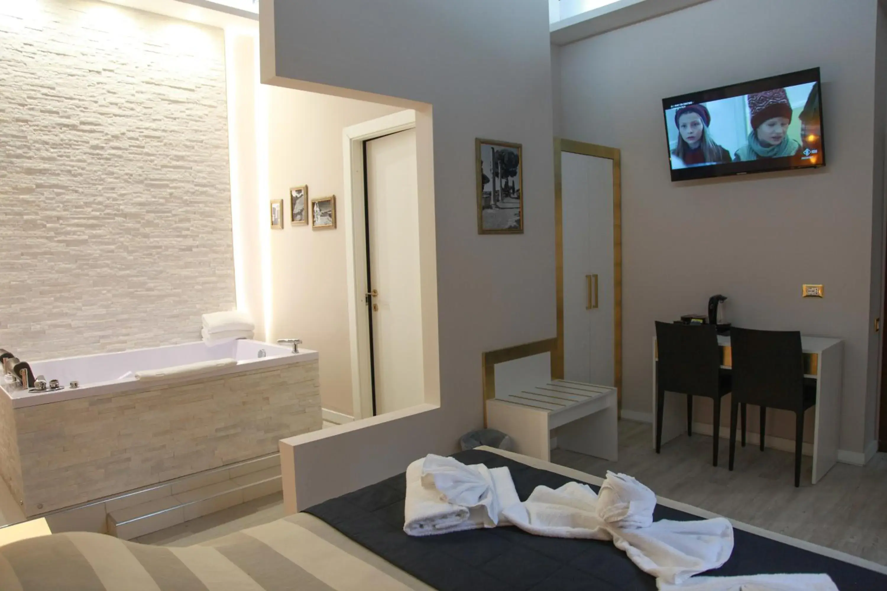 Queen Suite with Spa Bath in Navona Nice Room Queen Suite with Spa Bath in Navona Nice Room