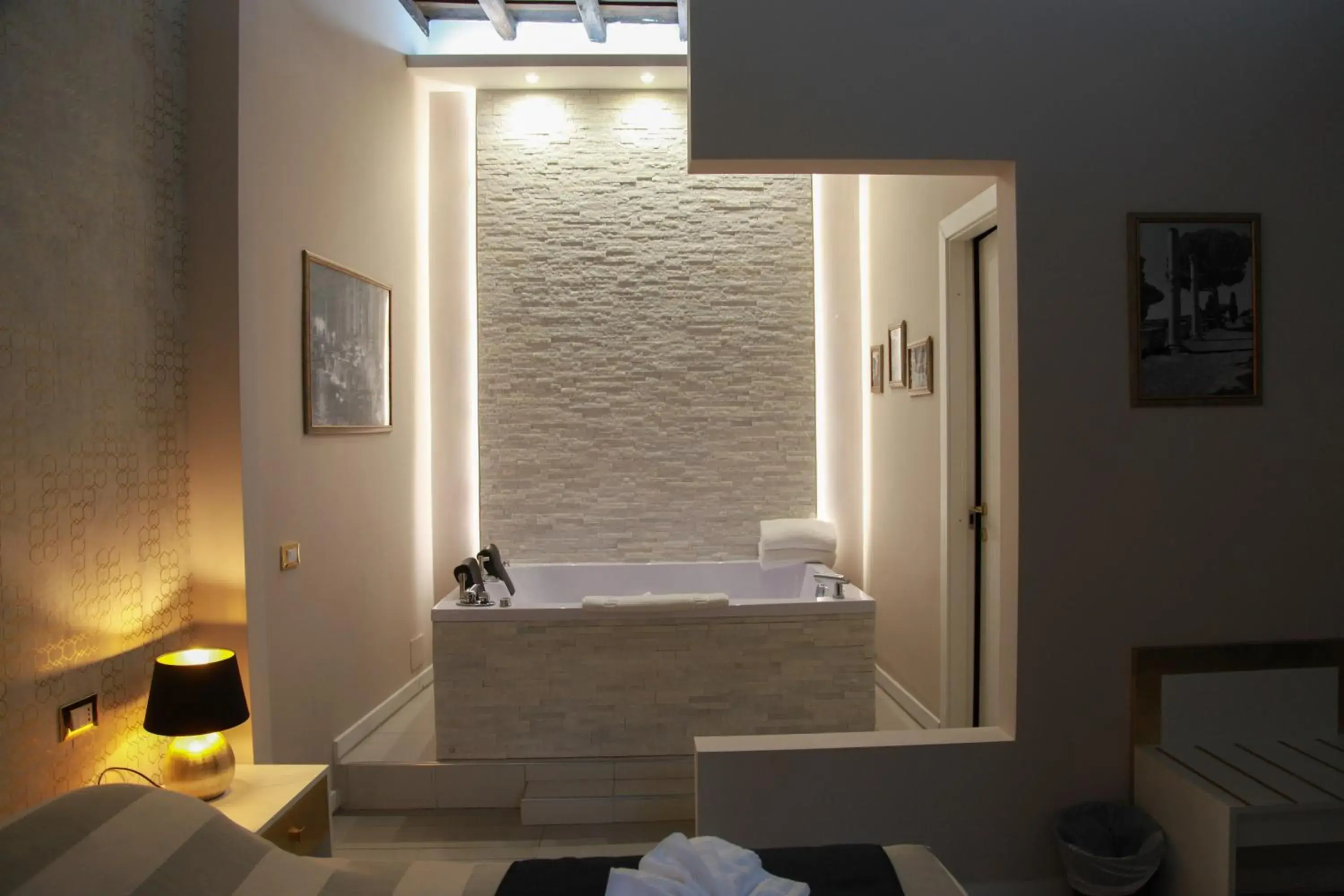 Hot Tub in Navona Nice Room Hot Tub in Navona Nice Room