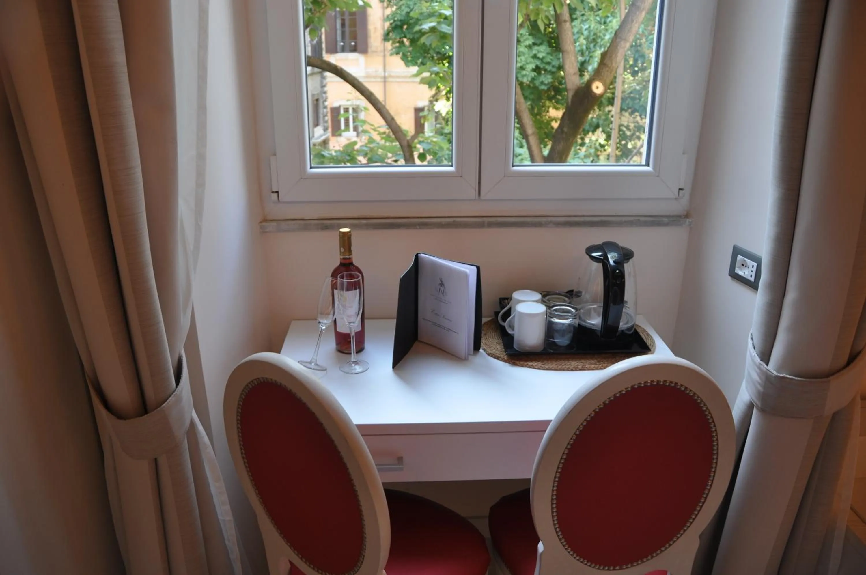 Coffee/tea facilities in Navona Nice Room