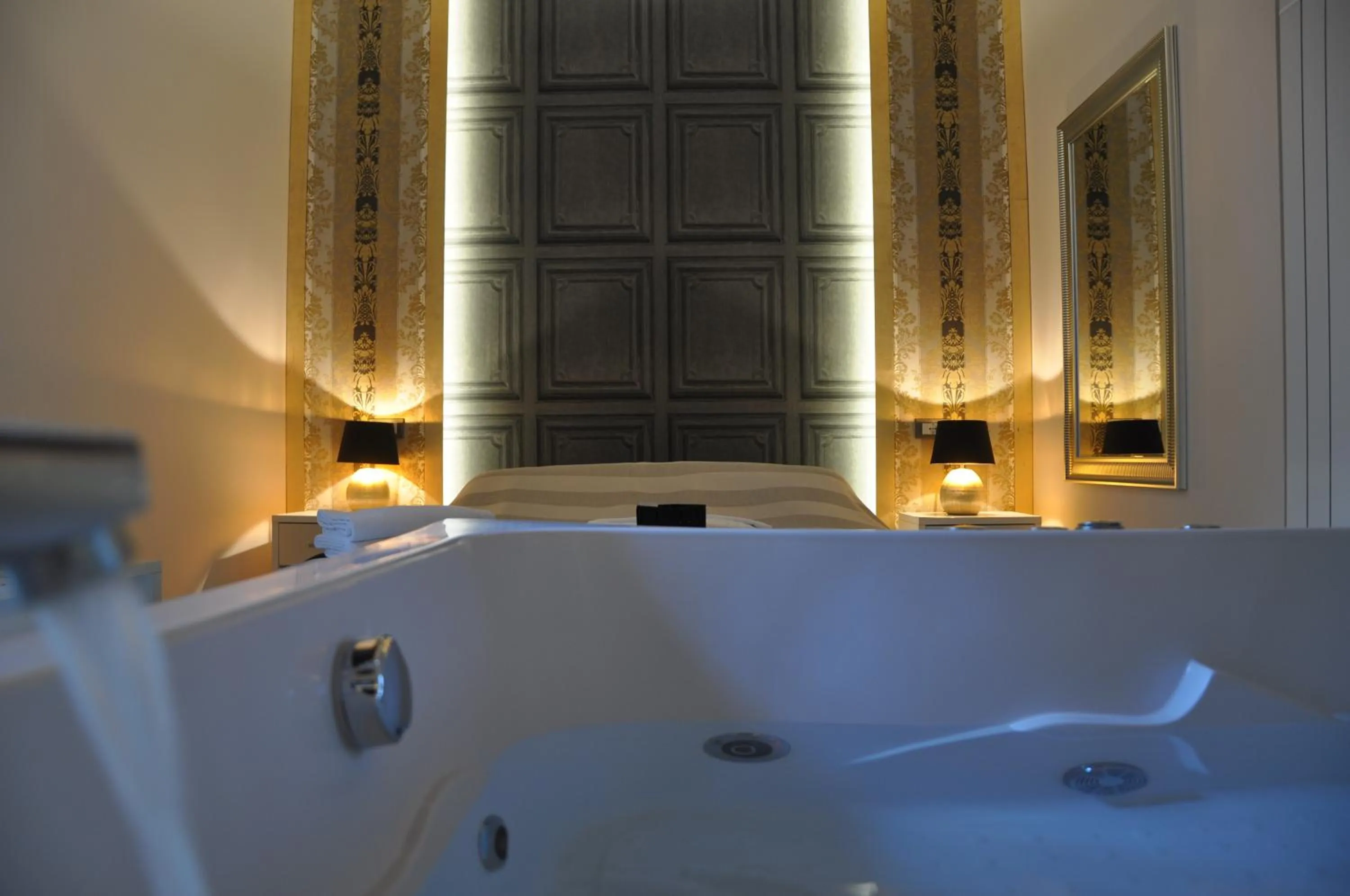 Hot Tub in Navona Nice Room