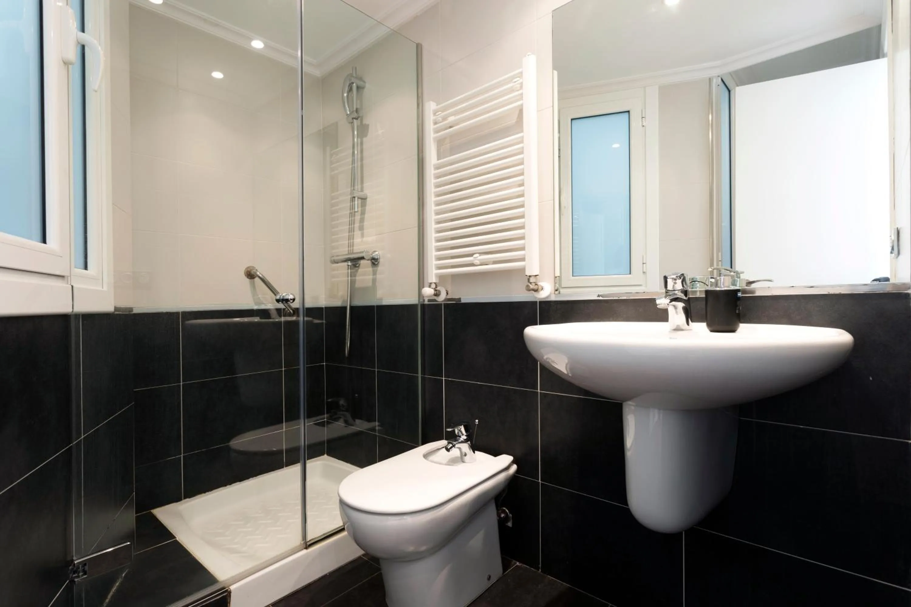 Bathroom in Hondarribia by Basquelidays