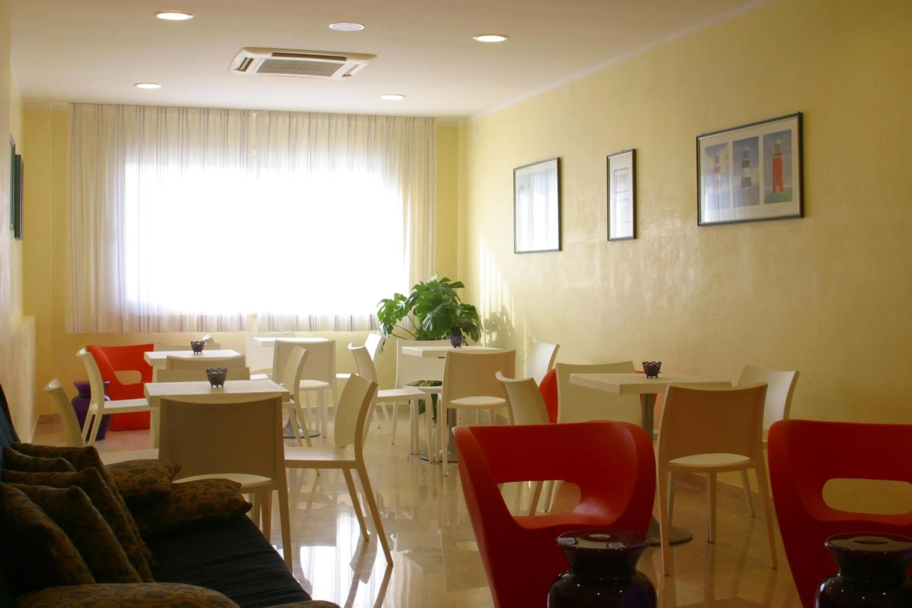 Communal lounge/ TV room in Hotel Iones