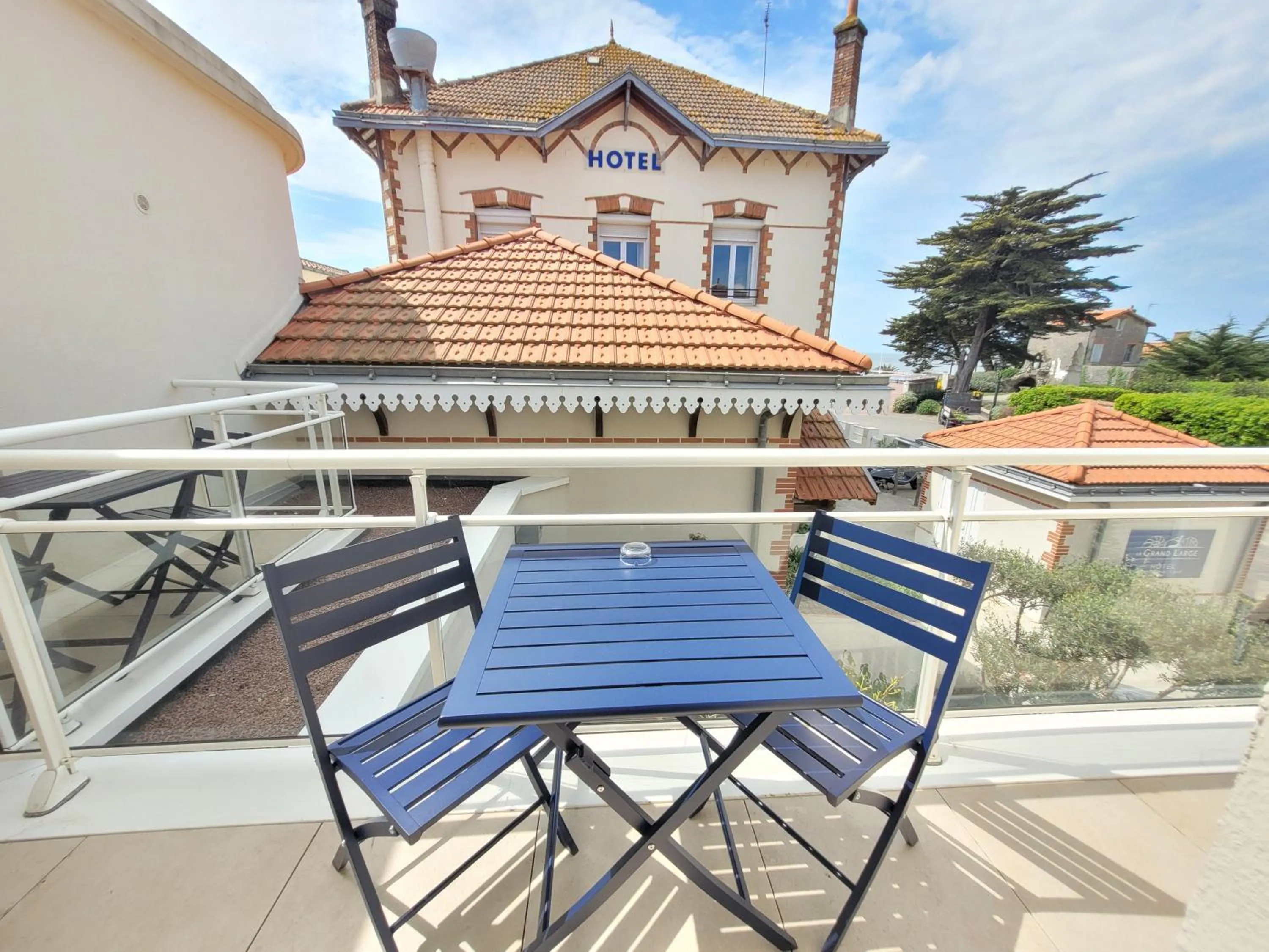 Balcony/Terrace in Hôtel de charme & SPA Le Grand Large