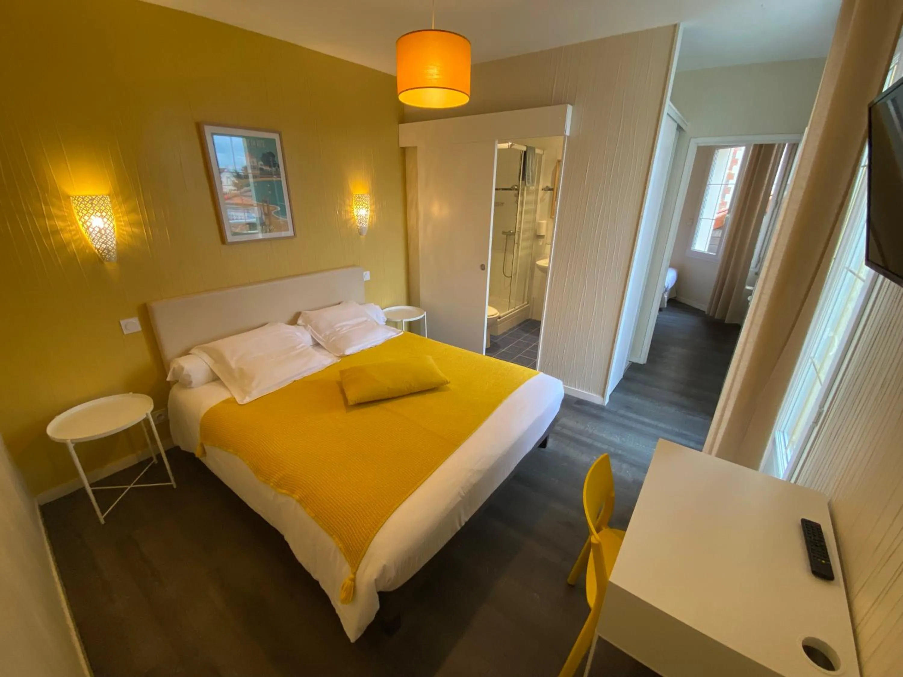 Photo of the whole room, Bed in Hôtel de charme & SPA Le Grand Large