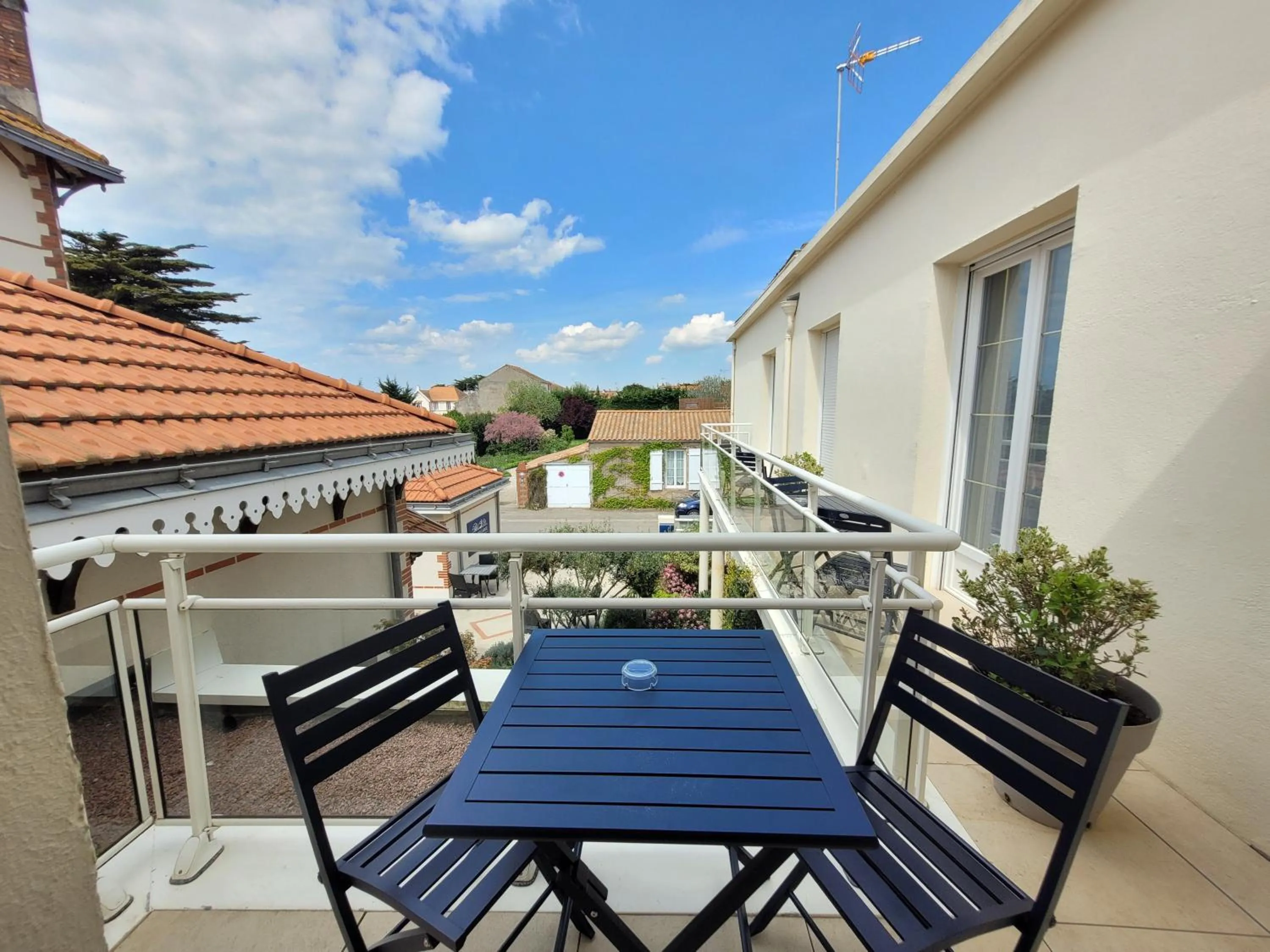 Patio in Hôtel de charme & SPA Le Grand Large