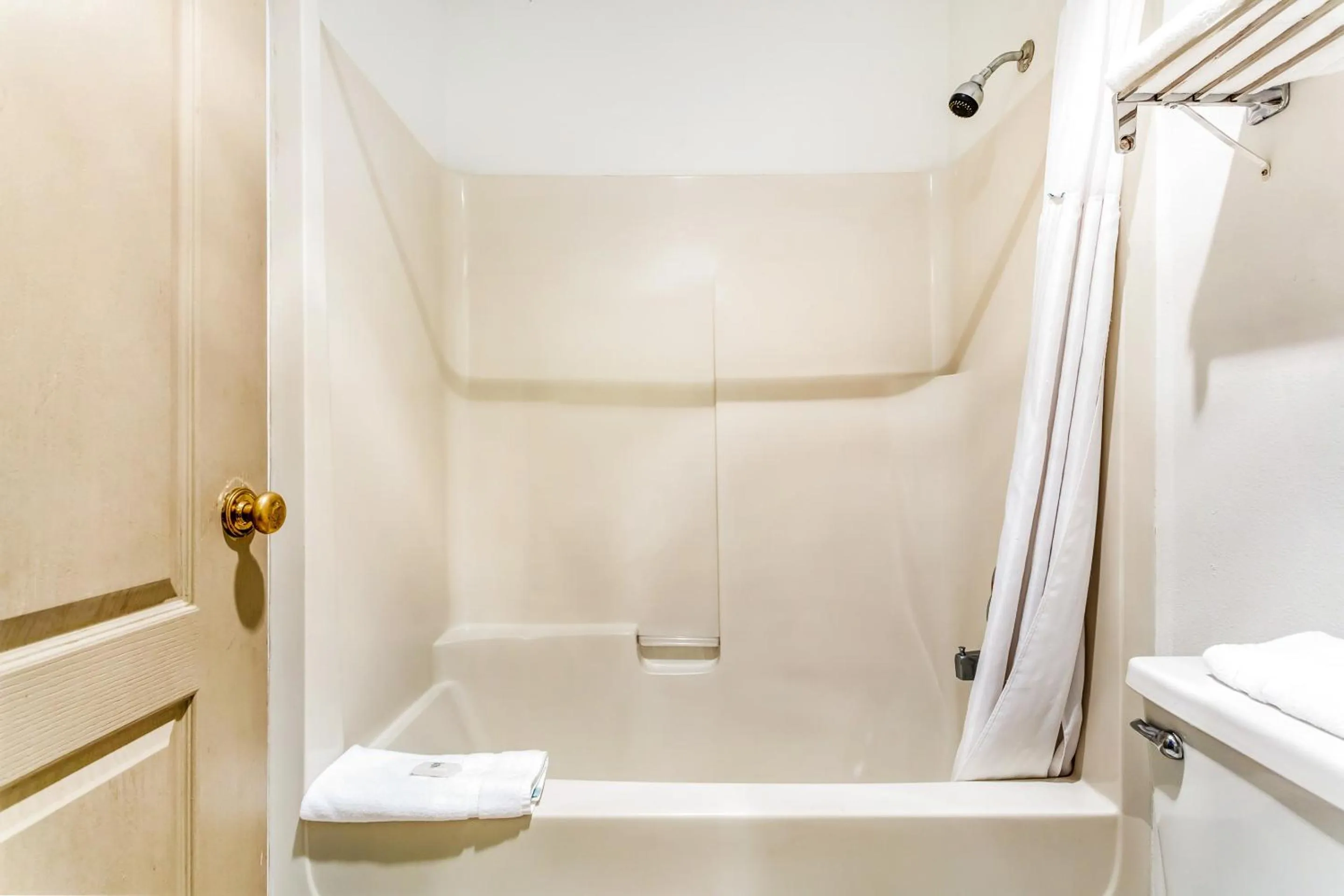 Bathroom in Arlington Motor Inn