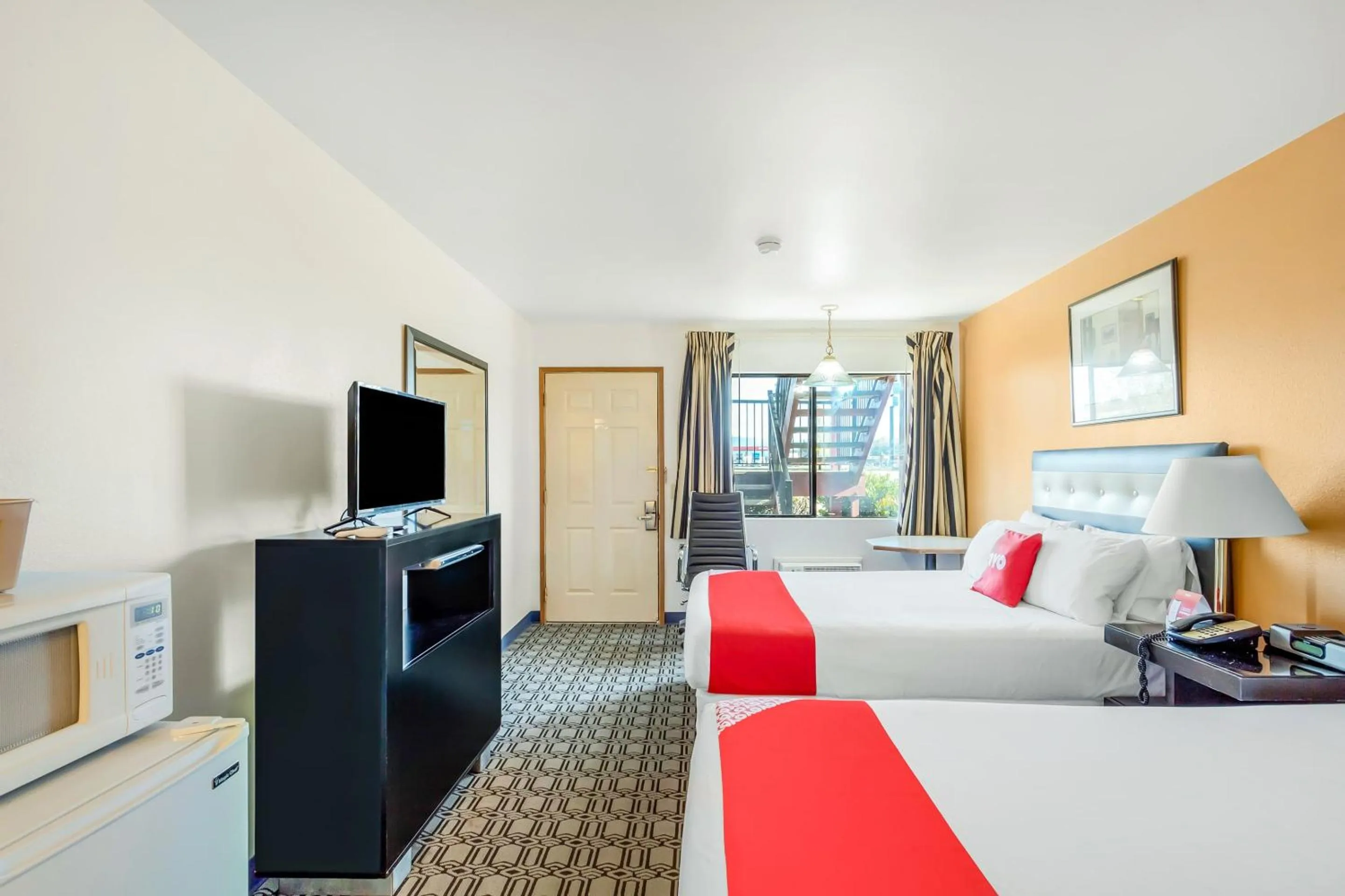 Bedroom, Bed in Arlington Motor Inn