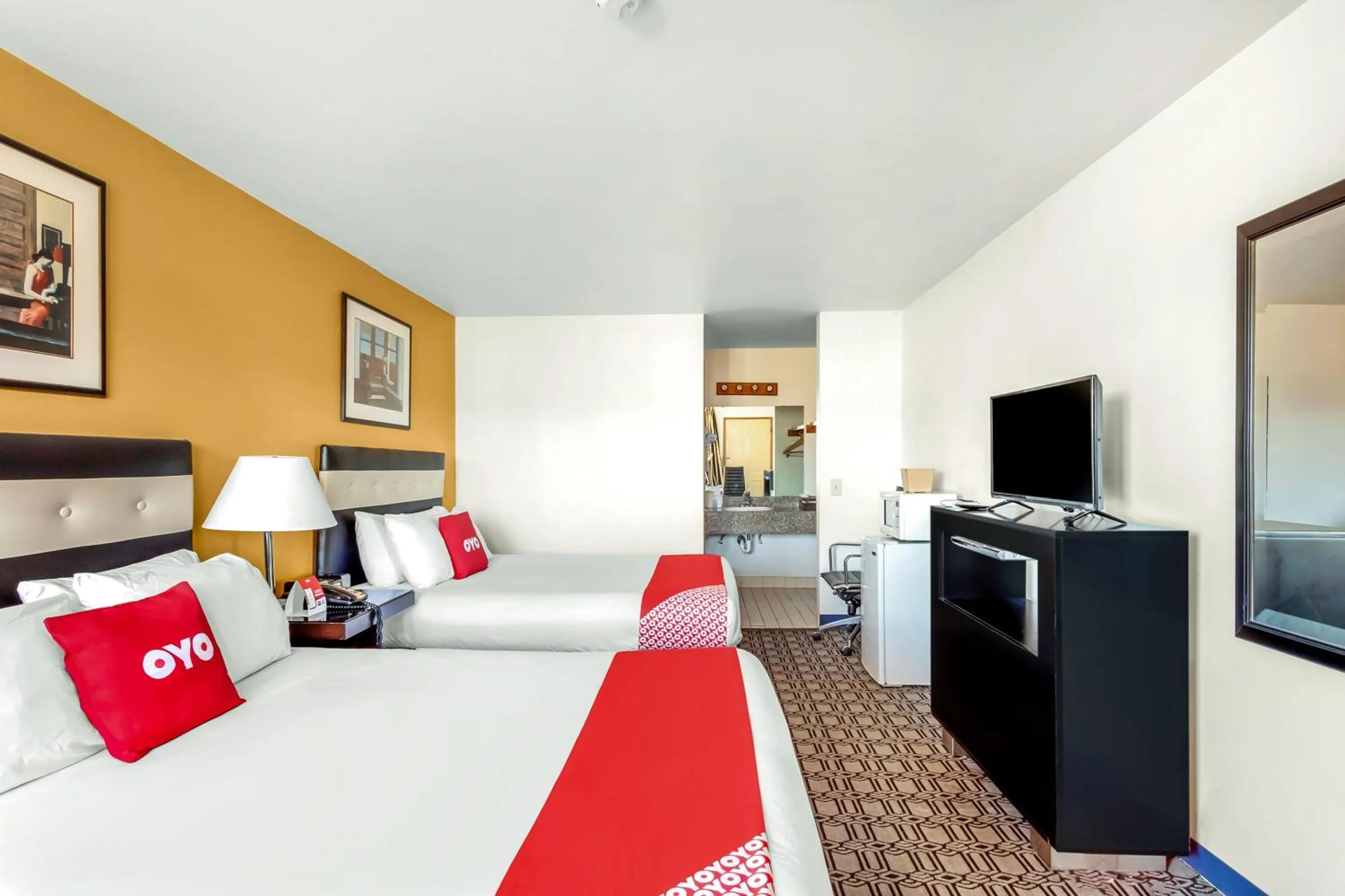 Bedroom, Bed in Arlington Motor Inn