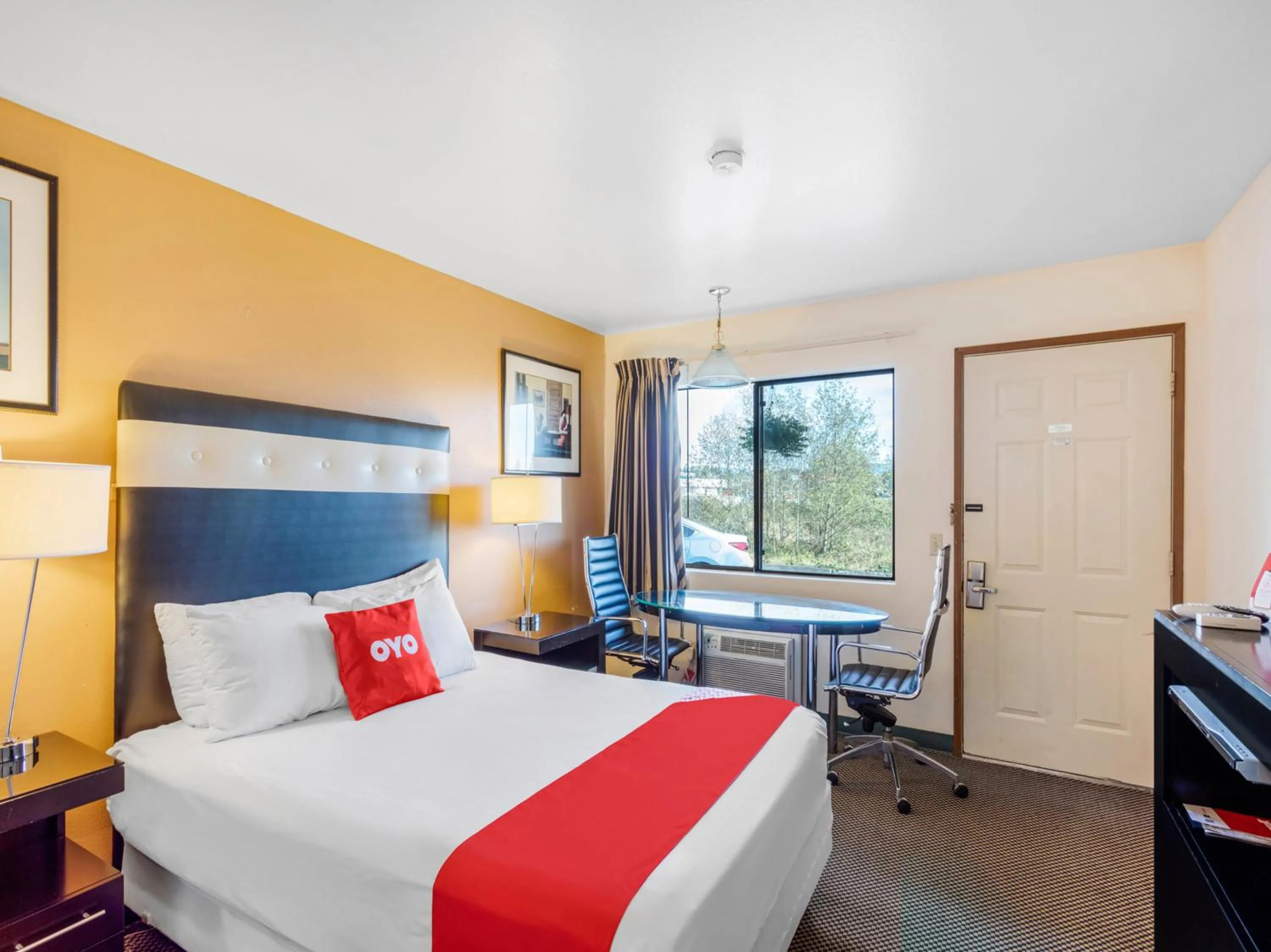 Bedroom, Bed in Arlington Motor Inn