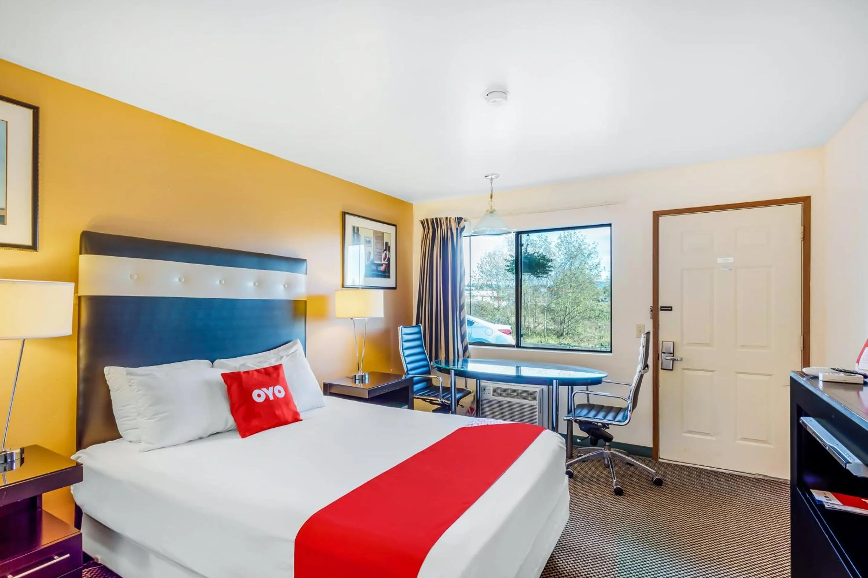 Bedroom, Bed in Arlington Motor Inn