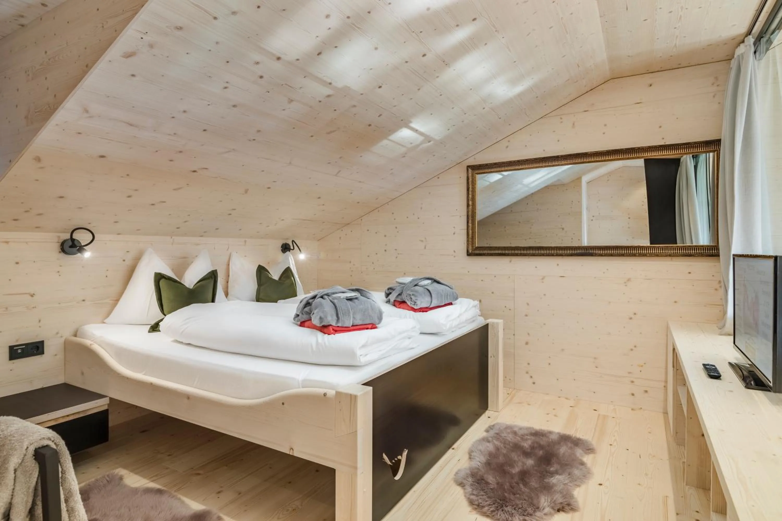 Bedroom, Bed in Hotel Jagdschloss Resort