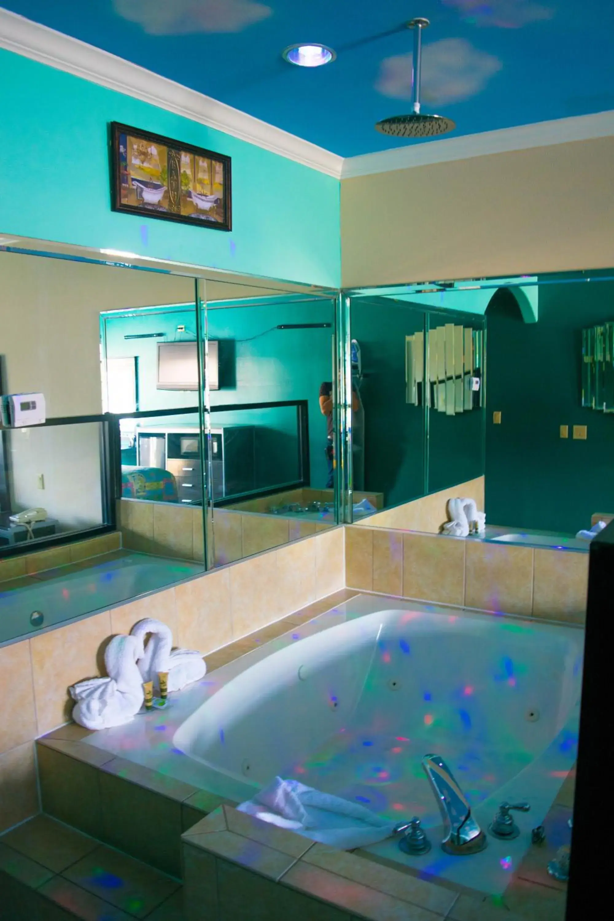 Hot Tub, Bathroom in Scottish Inn and Suites Houston-Jones Road