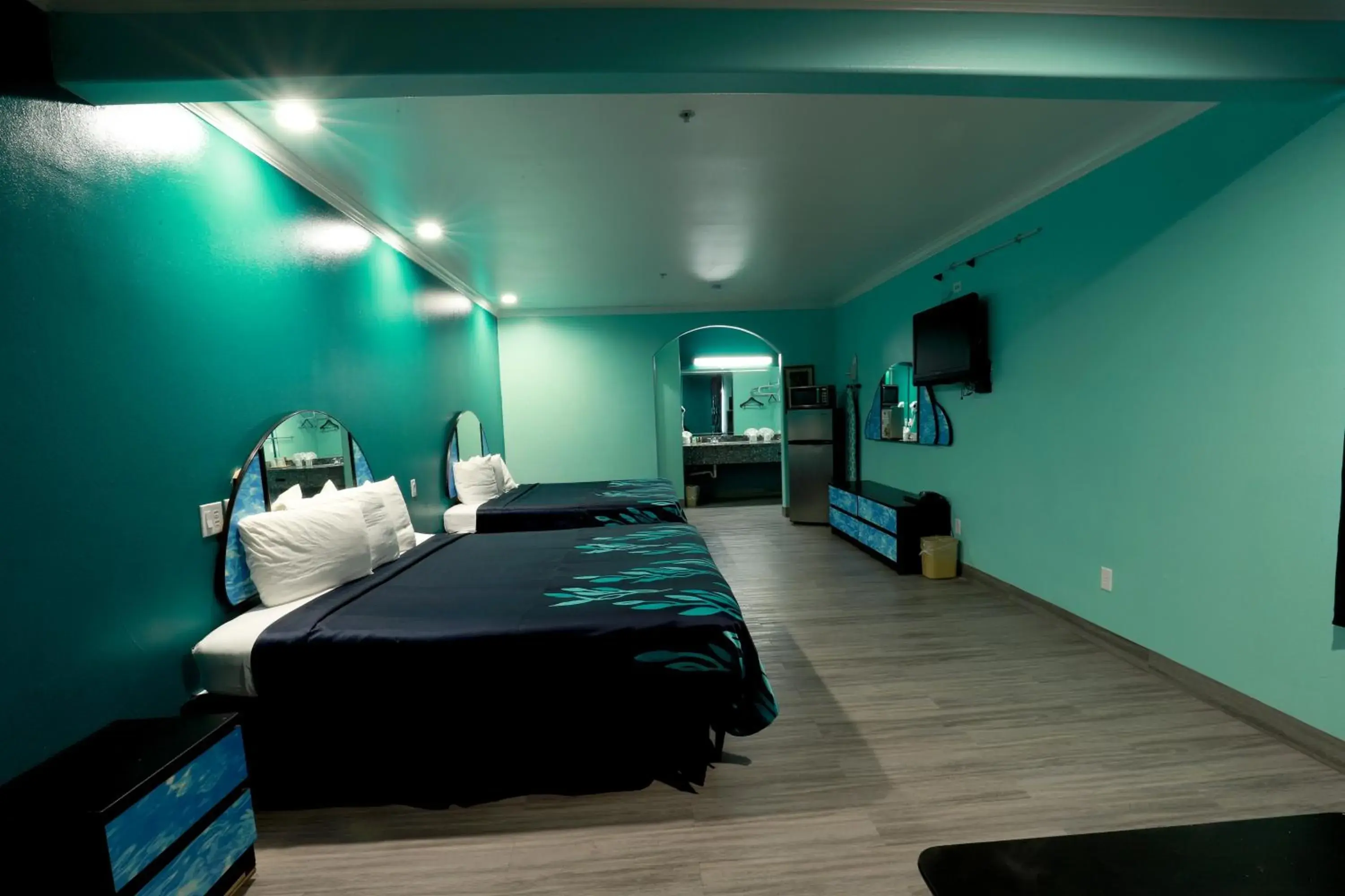Bed in Scottish Inn and Suites Houston-Jones Road