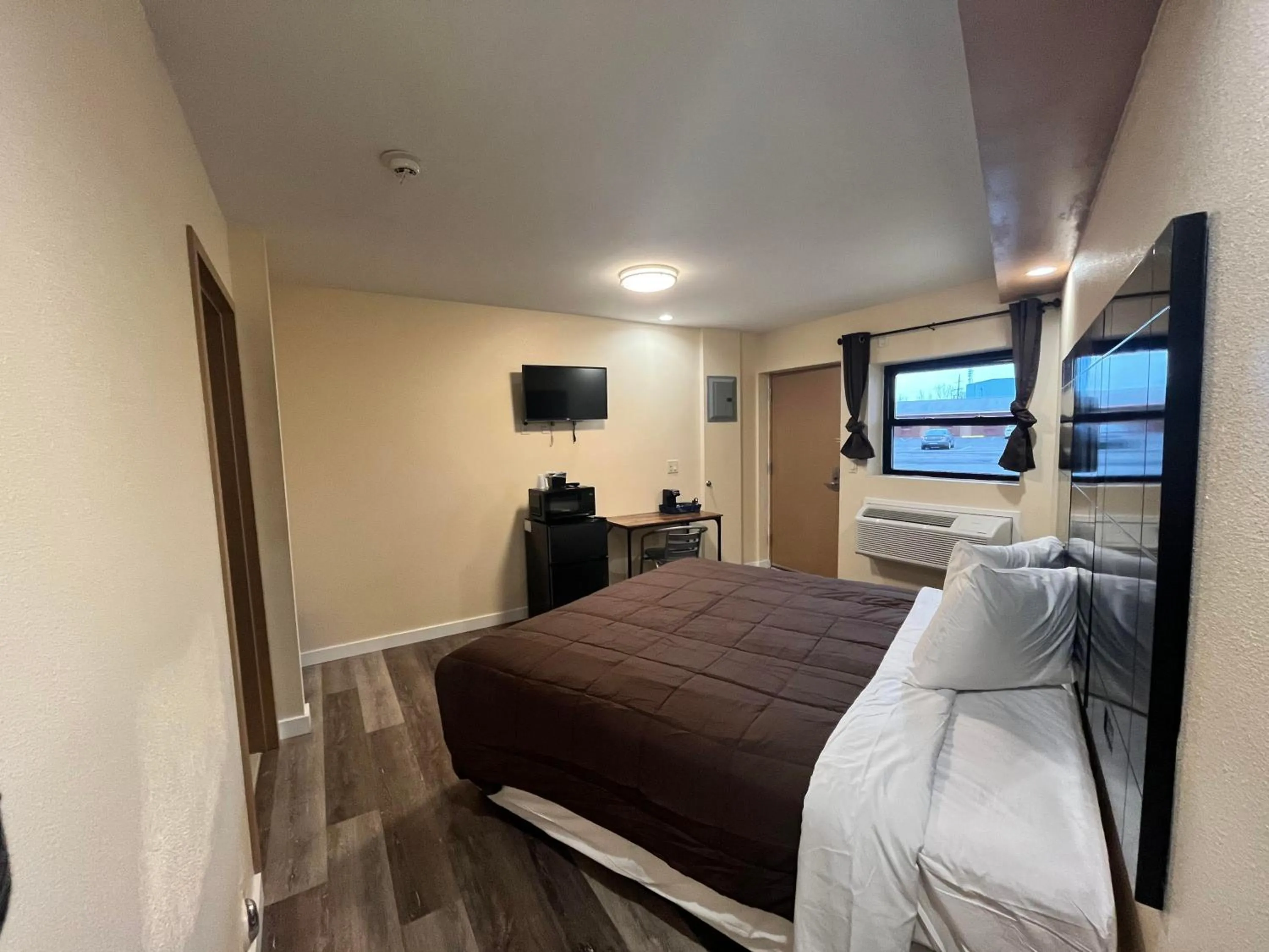 Bed in Circle Motor Lodge