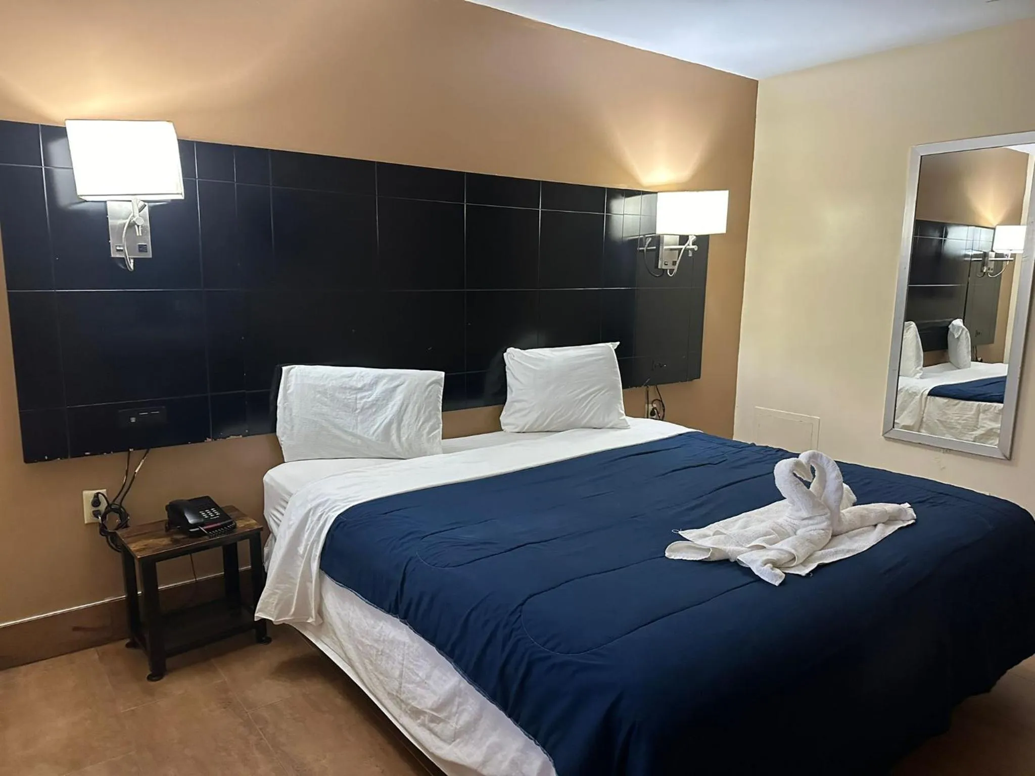 Bed in Circle Motor Lodge