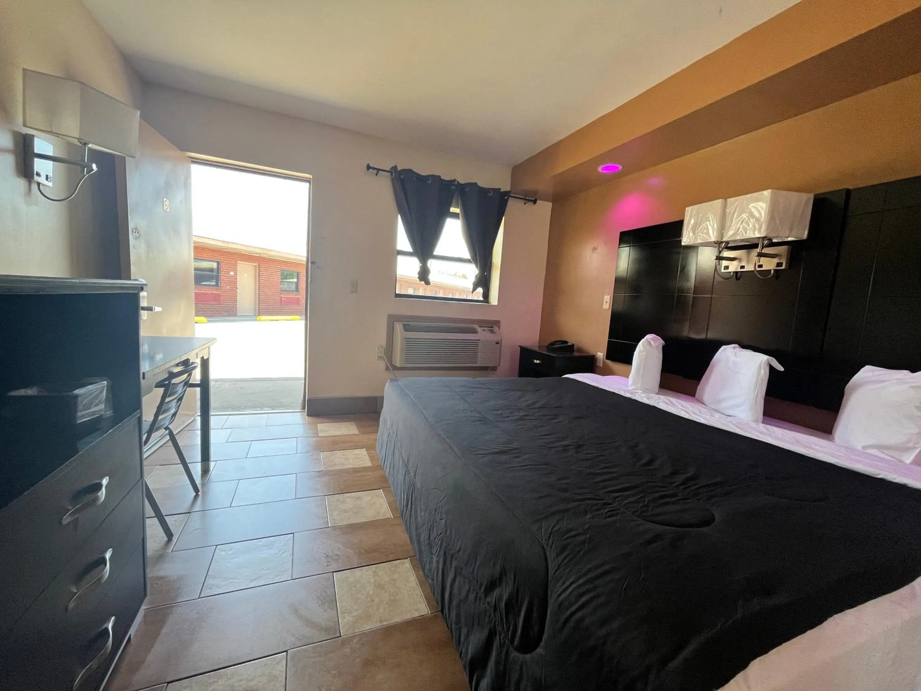 Bedroom, Bed in Circle Motor Lodge