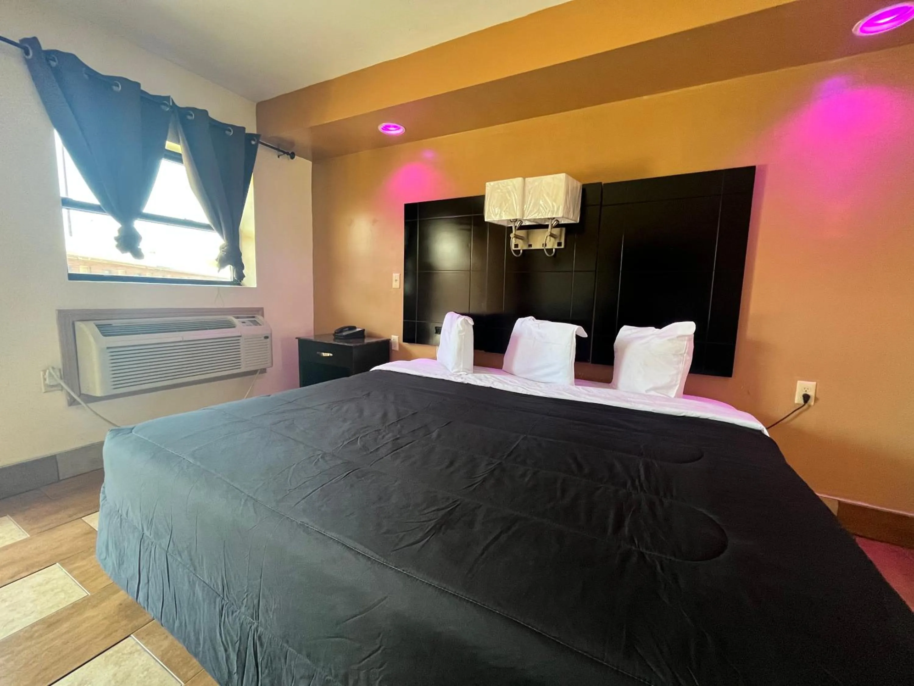 Bed in Circle Motor Lodge