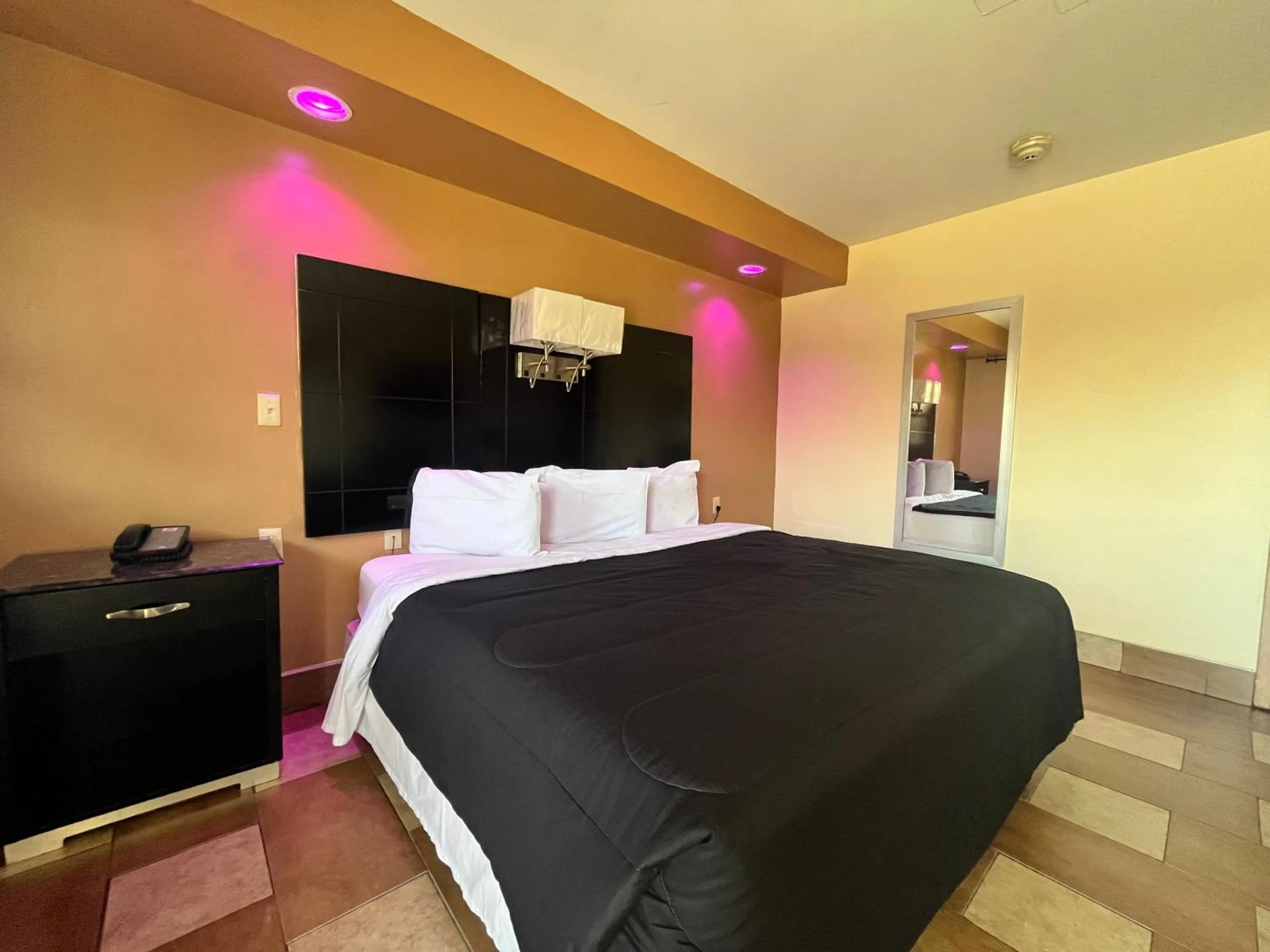 Bedroom, Bed in Circle Motor Lodge