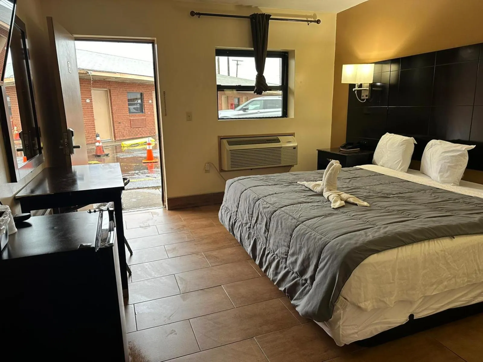 Bed in Circle Motor Lodge