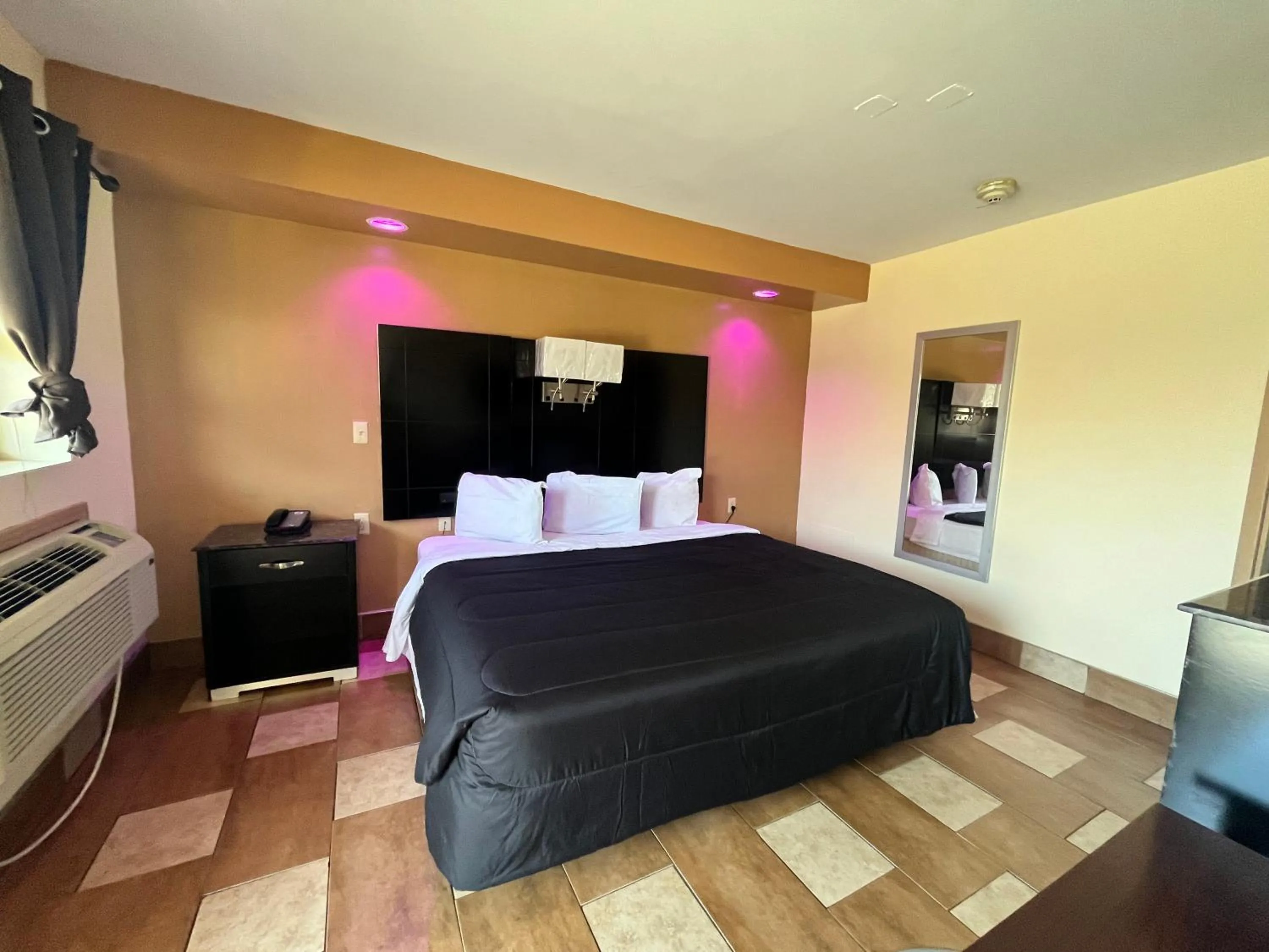 Bedroom, Bed in Circle Motor Lodge