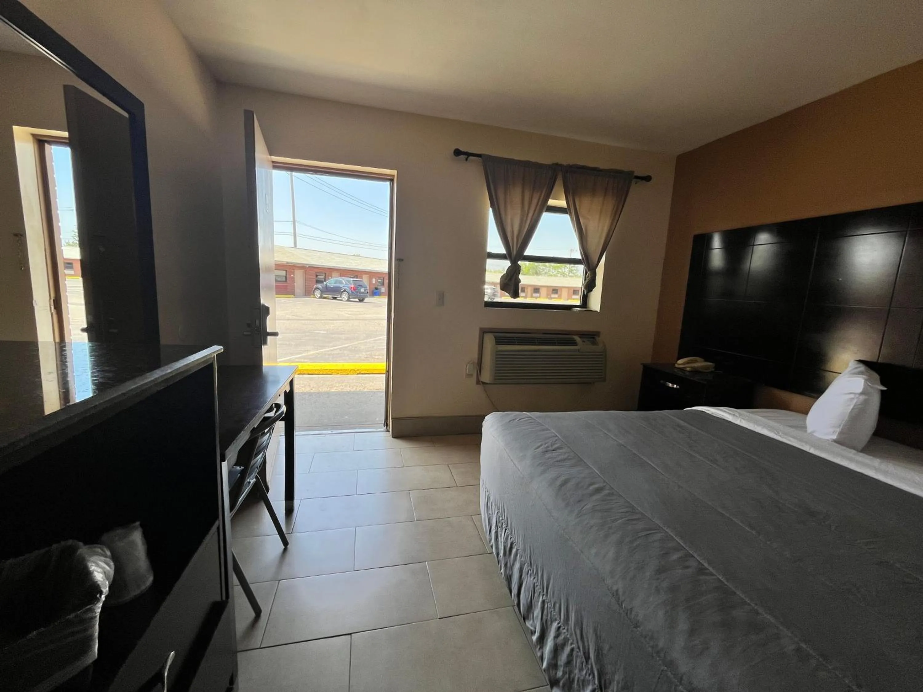 Bedroom, Bed in Circle Motor Lodge