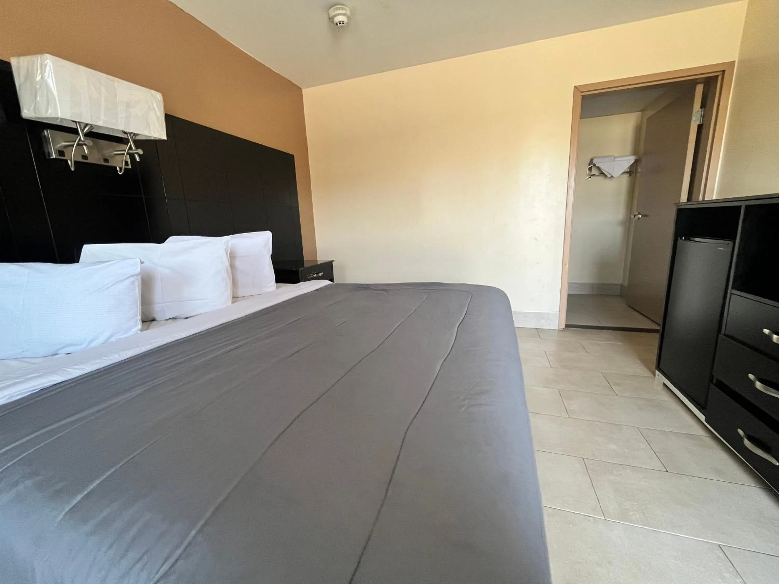 Bedroom, Bed in Circle Motor Lodge