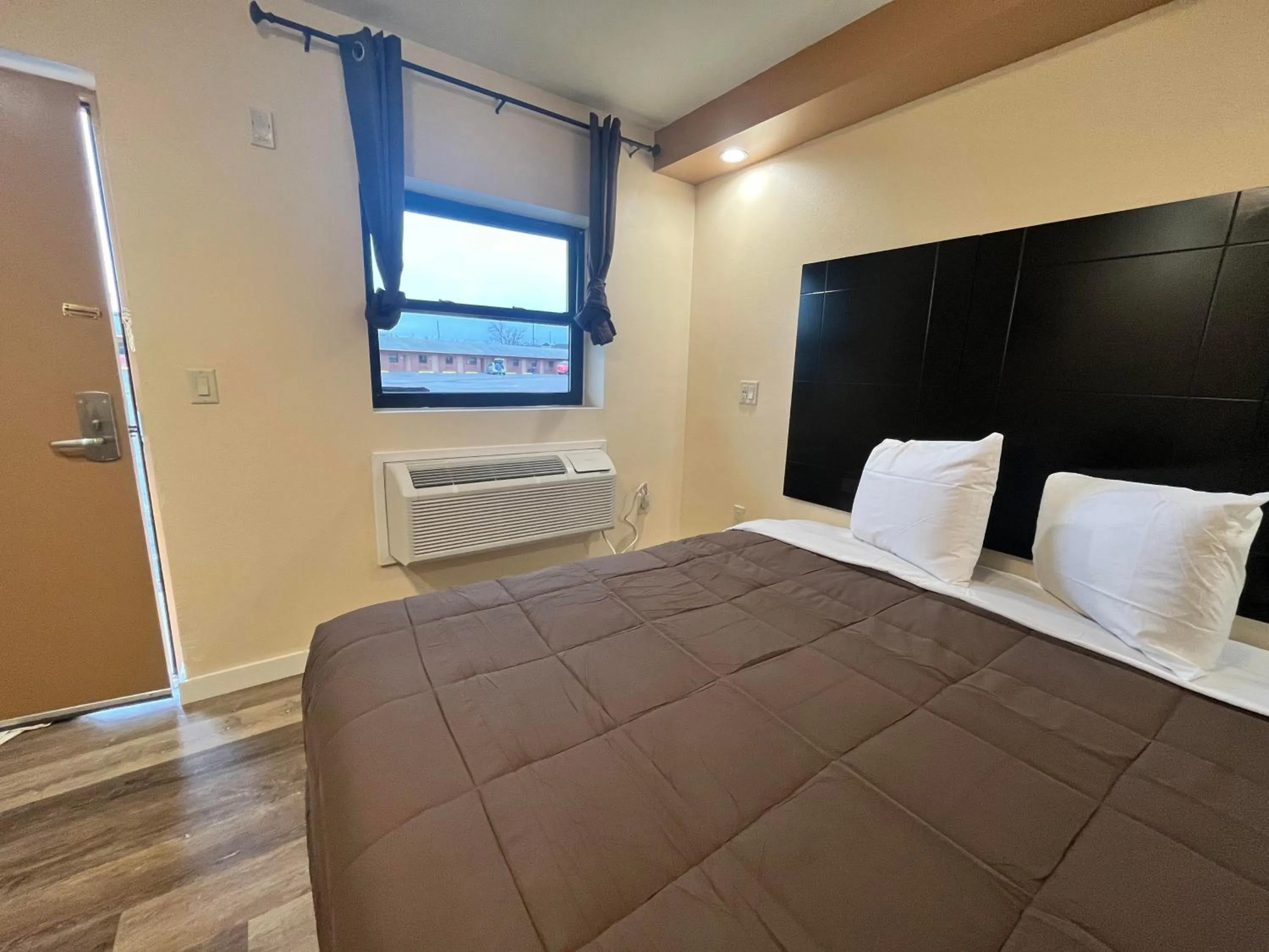 Bed in Circle Motor Lodge