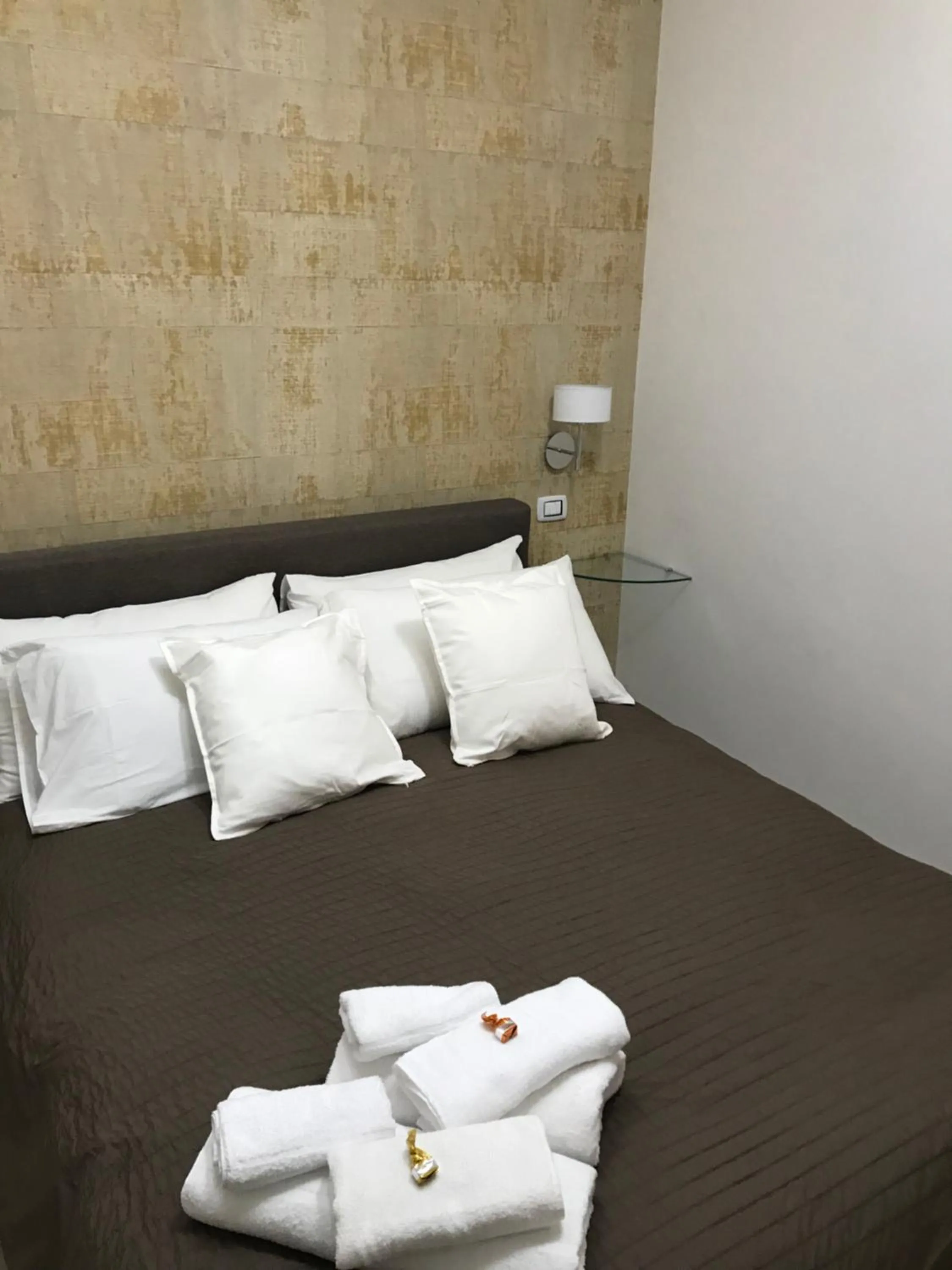 Bed in Terrazza Aragon Room and SPA
