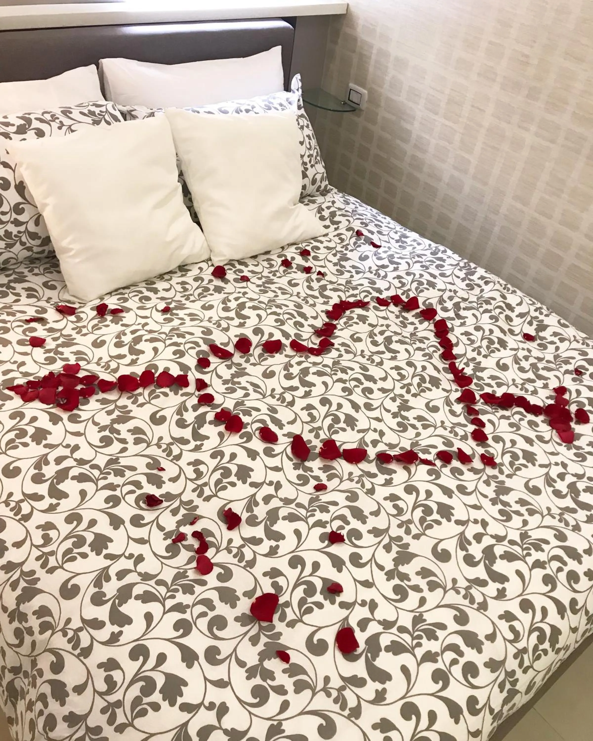 Bedroom, Bed in Terrazza Aragon Room and SPA