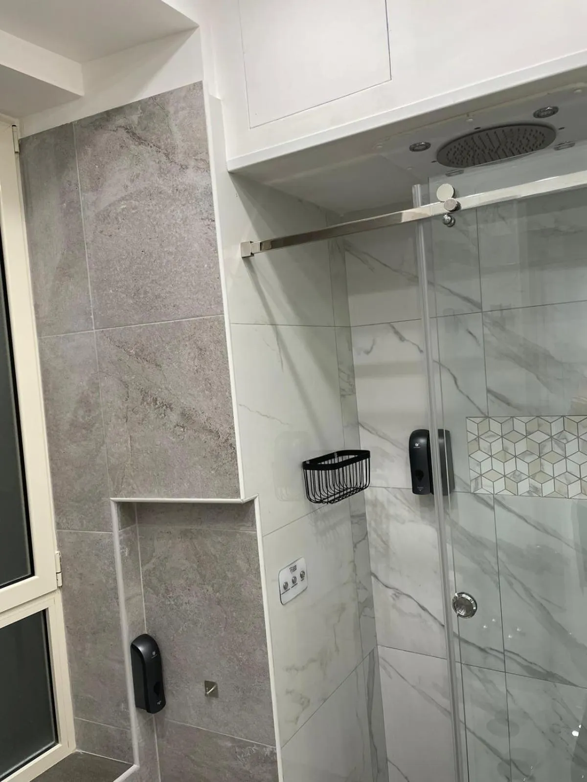 Shower in Terrazza Aragon Room and SPA