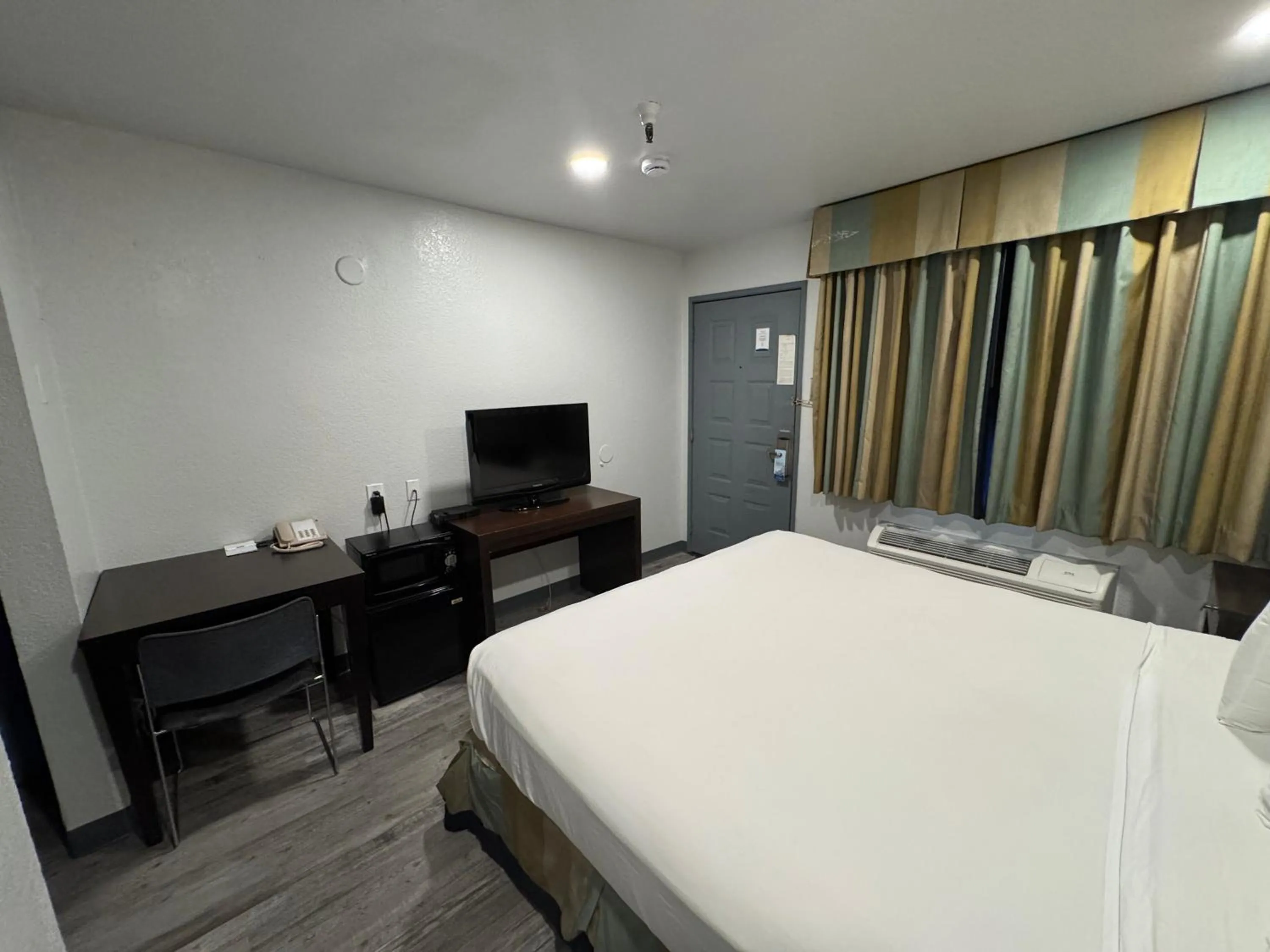 Bedroom, Bed in Travelodge by Wyndham Sacramento / Rancho Cordova