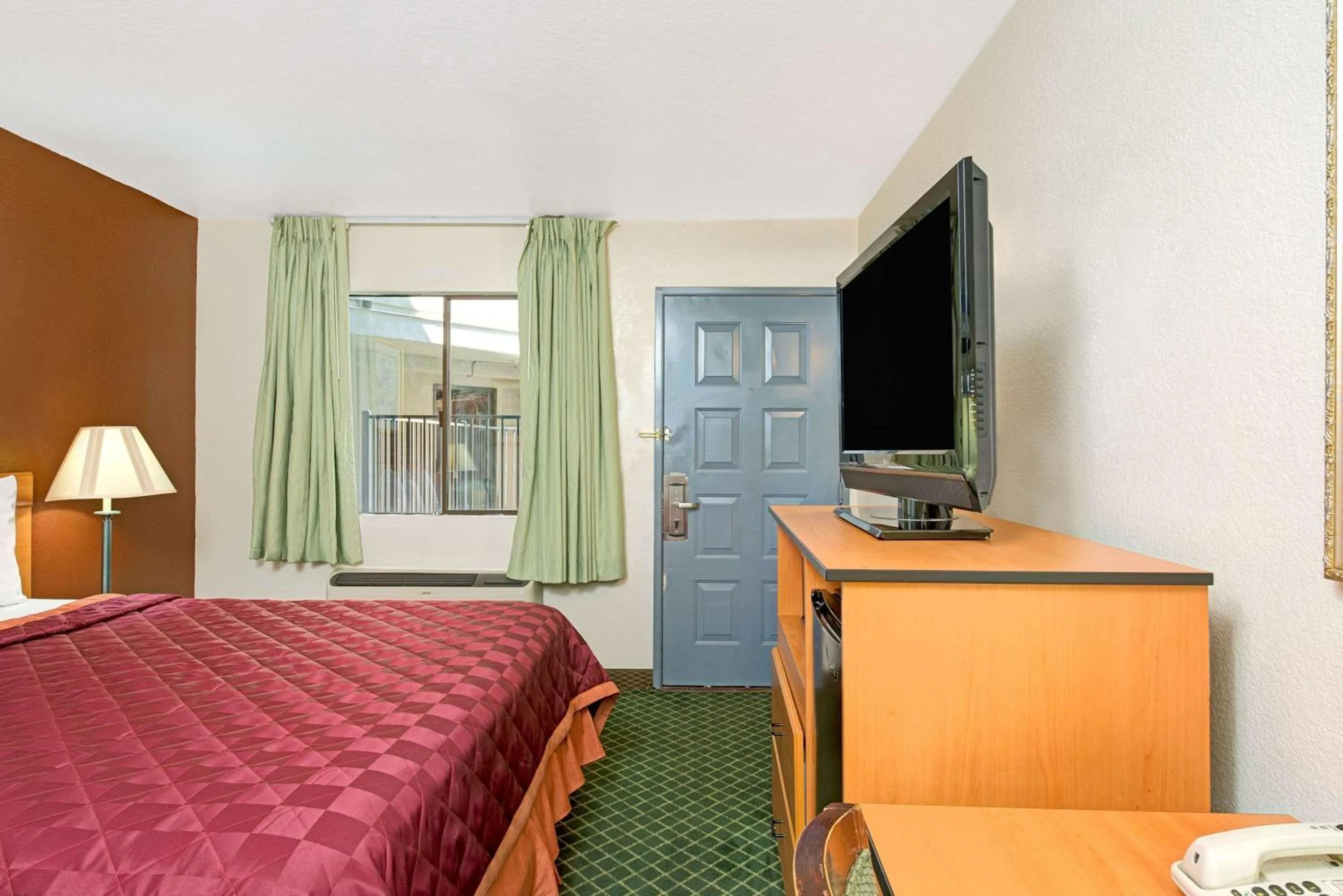 Photo of the whole room, Bed in Travelodge by Wyndham Sacramento / Rancho Cordova