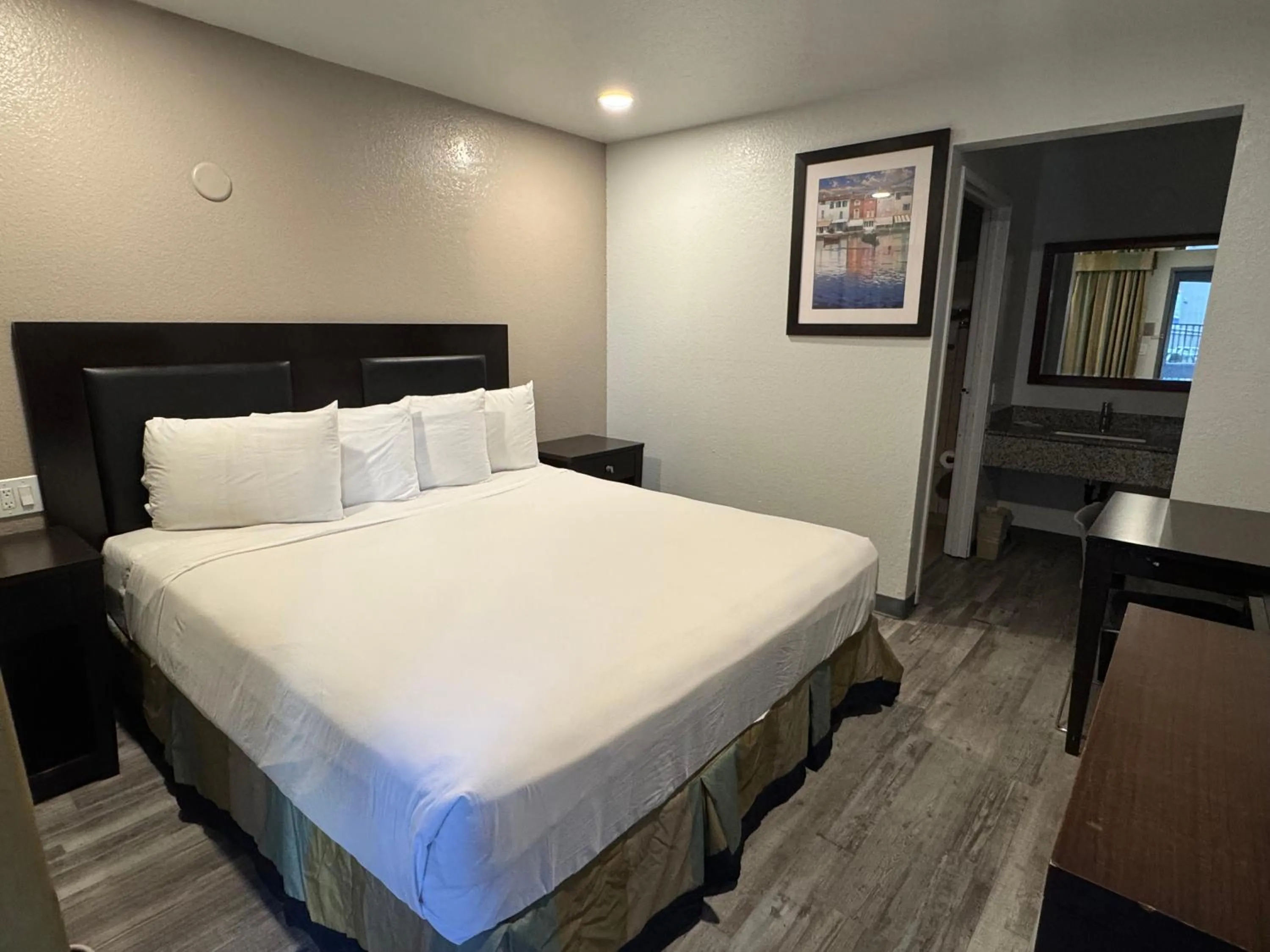 Bedroom, Bed in Travelodge by Wyndham Sacramento / Rancho Cordova
