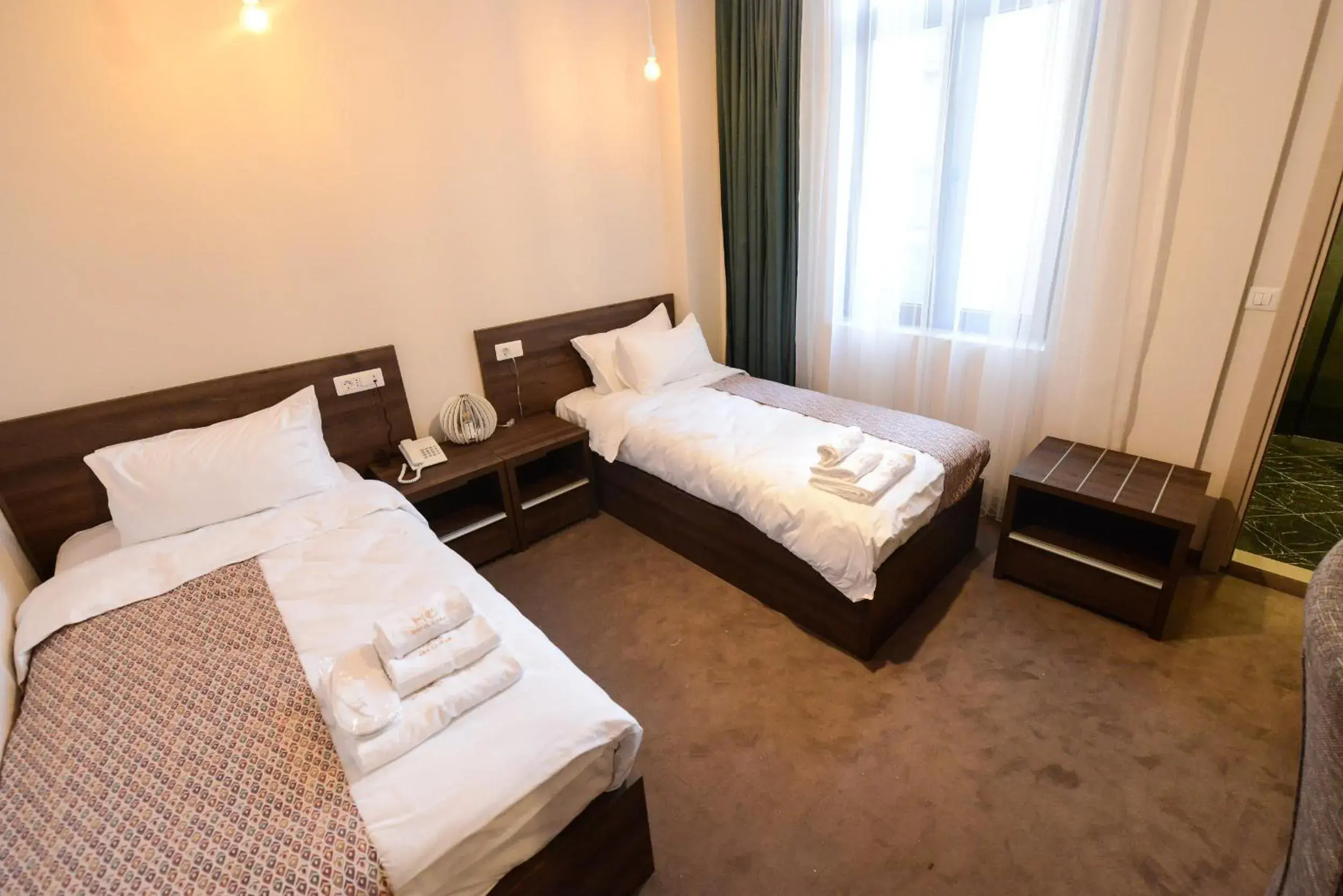 Deluxe Twin Room - single occupancy in Hotel Cara 28 Deluxe Twin Room - single occupancy in Hotel Cara 28