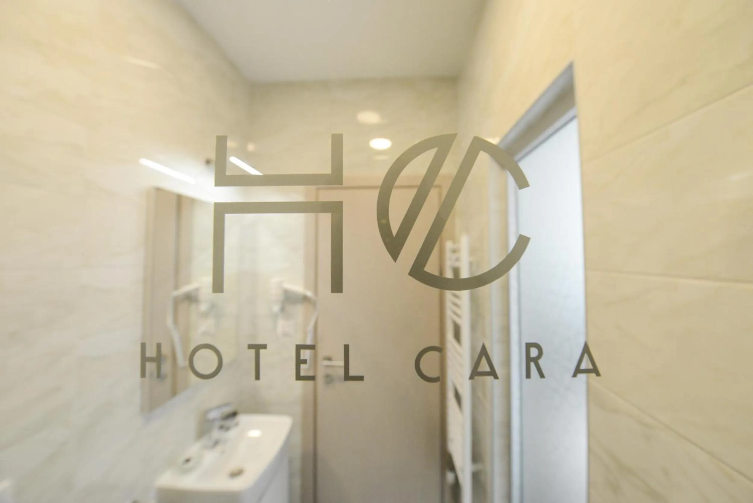 Shower in Hotel Cara 28