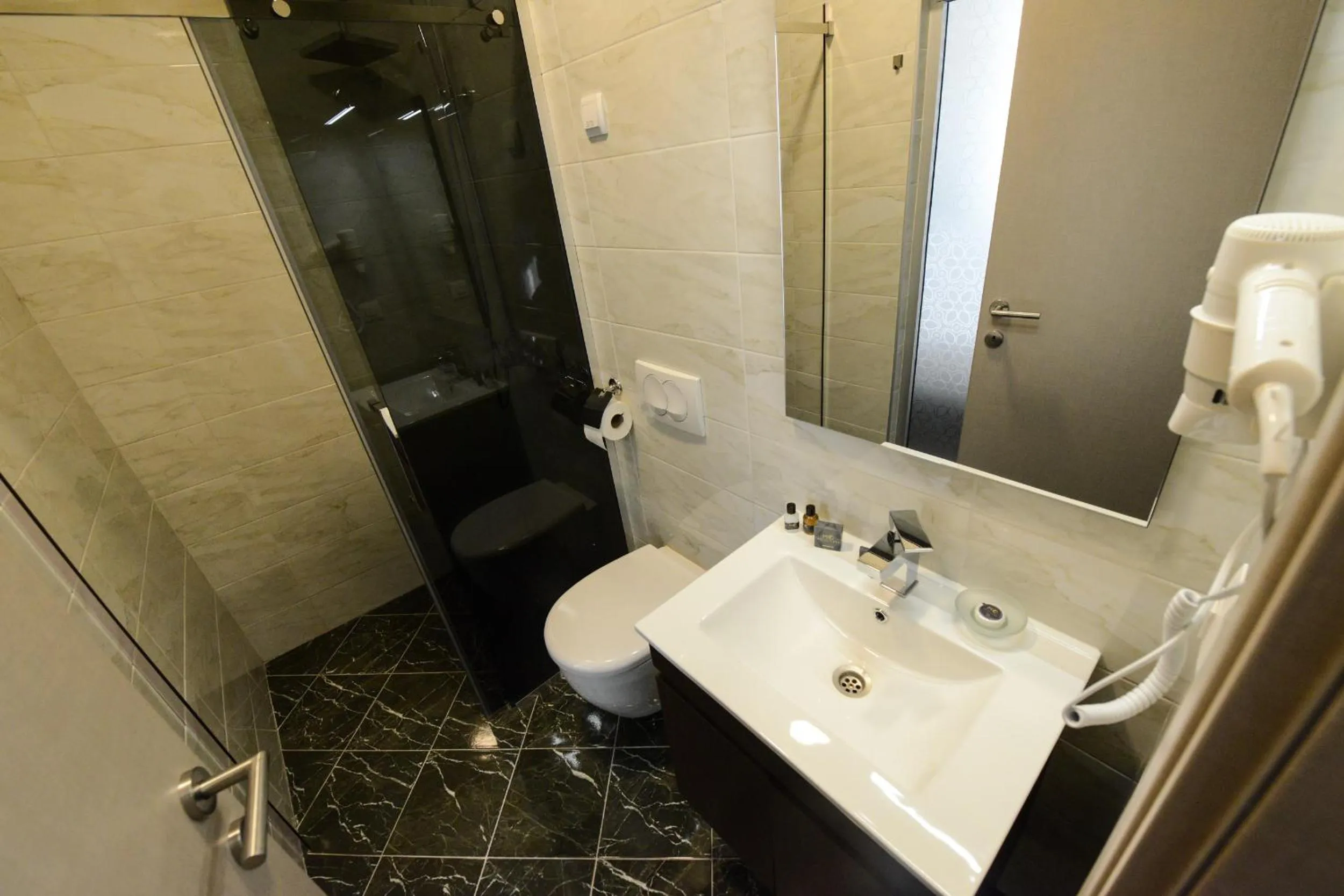 Shower in Hotel Cara 28