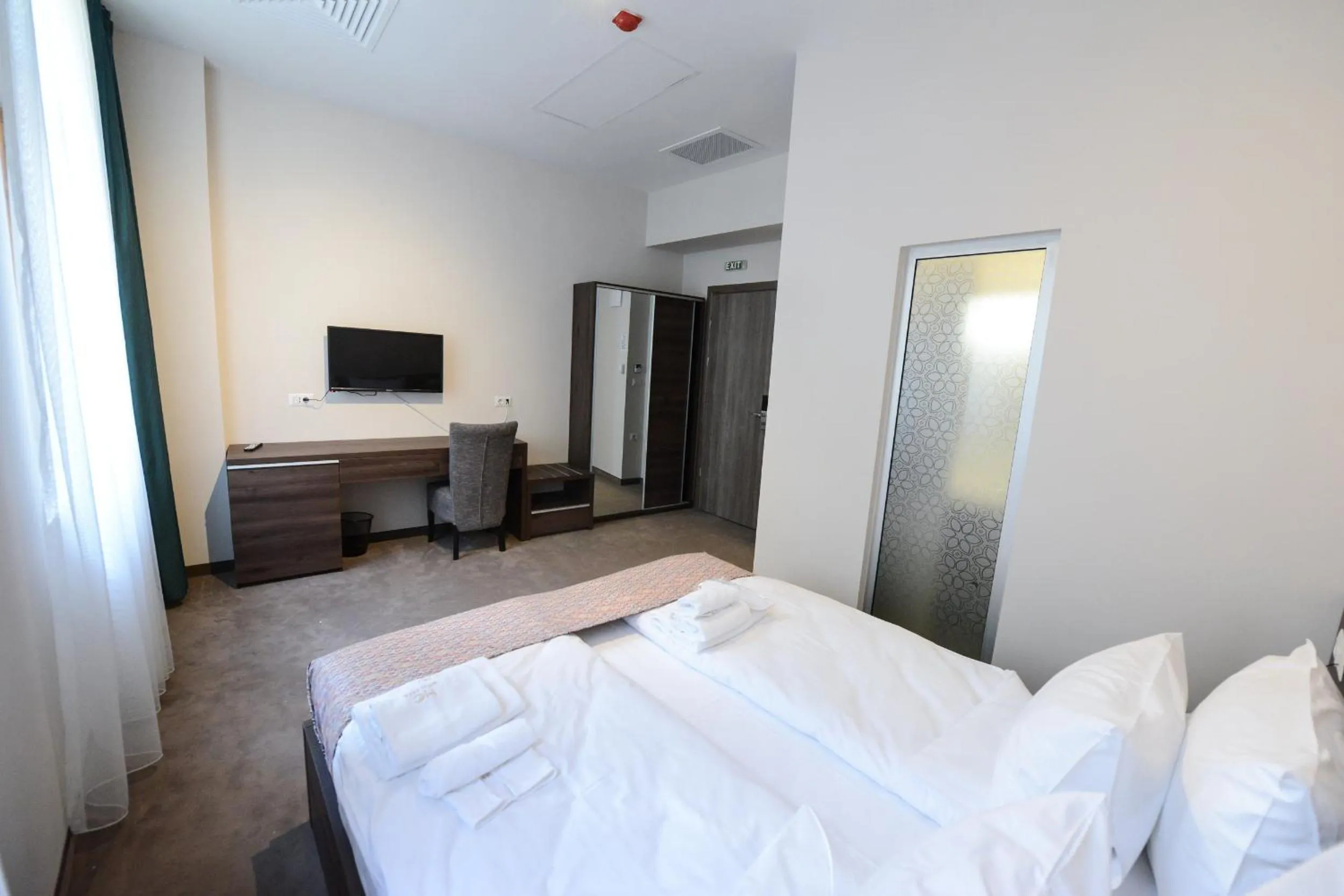 Communal lounge/ TV room, Bed in Hotel Cara 28