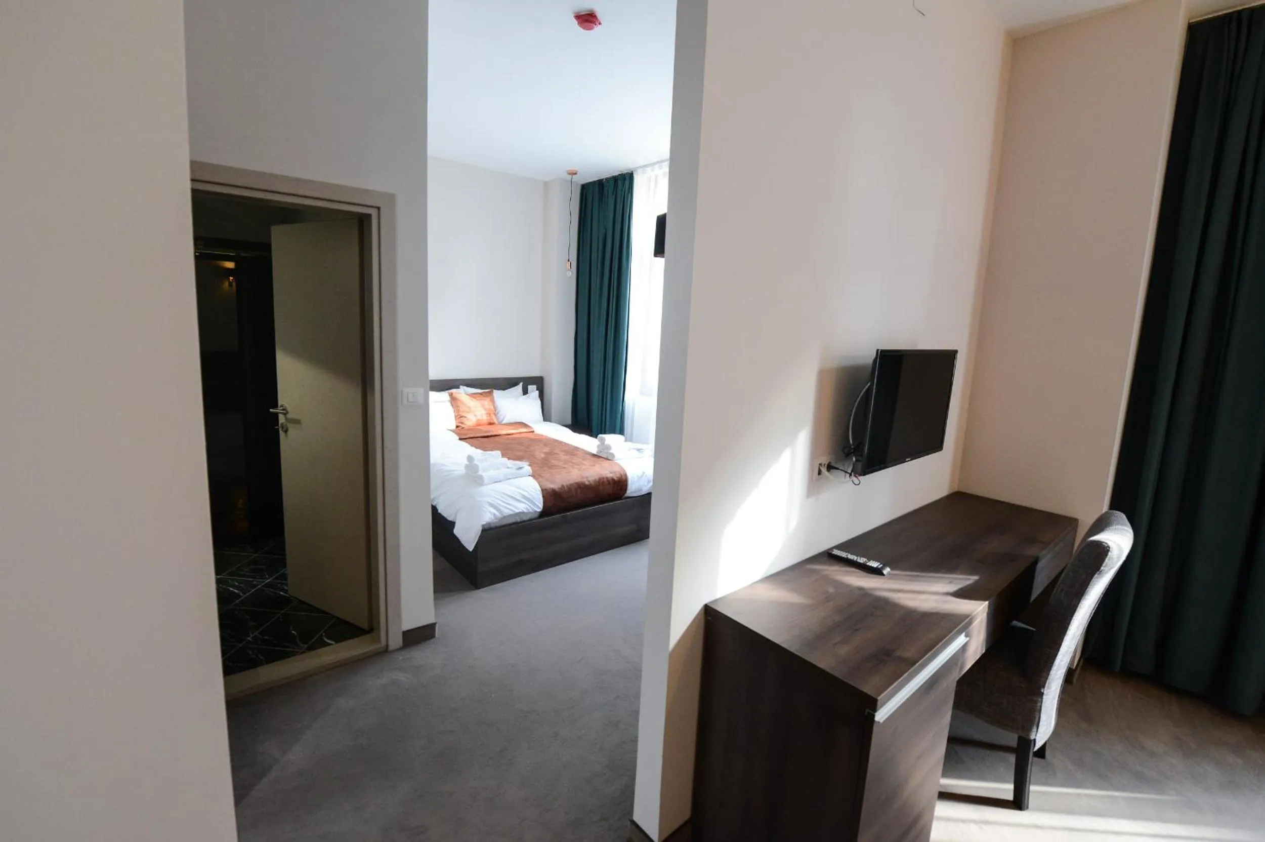 Communal lounge/ TV room, Bed in Hotel Cara 28