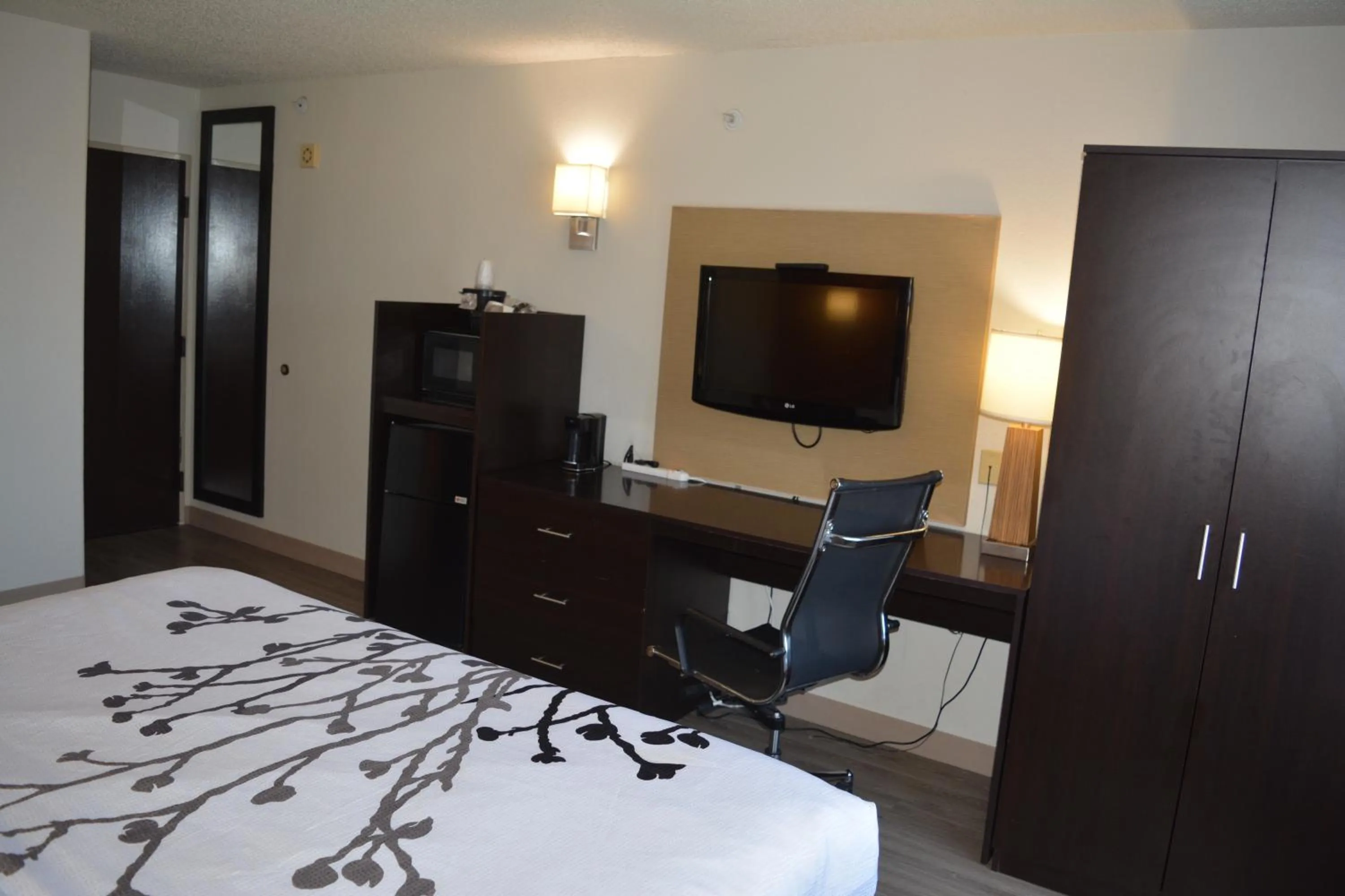 Bed in Sleep Inn Arlington Near Six Flags