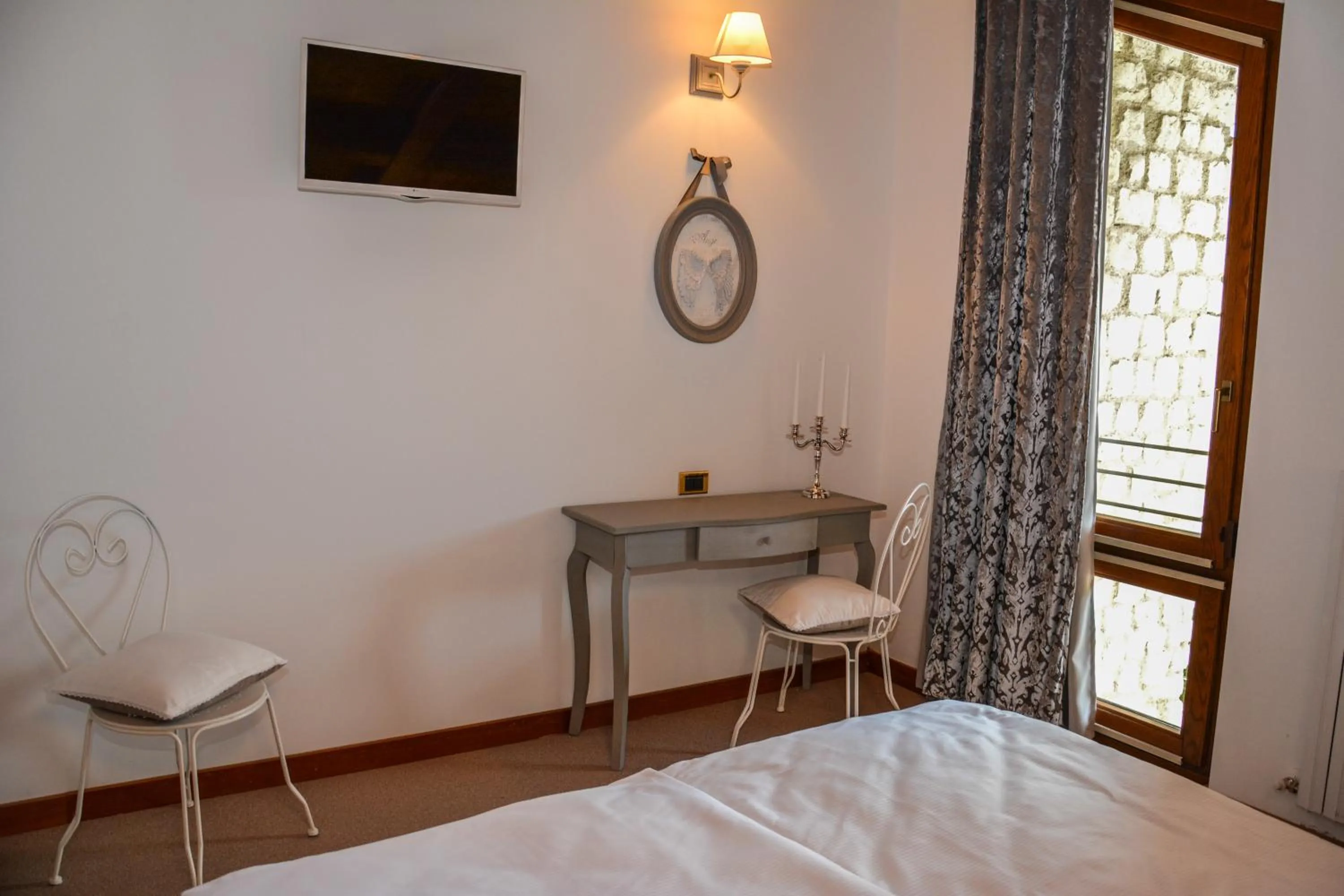 Decorative detail, Bed in Villa degli Olivi Relais