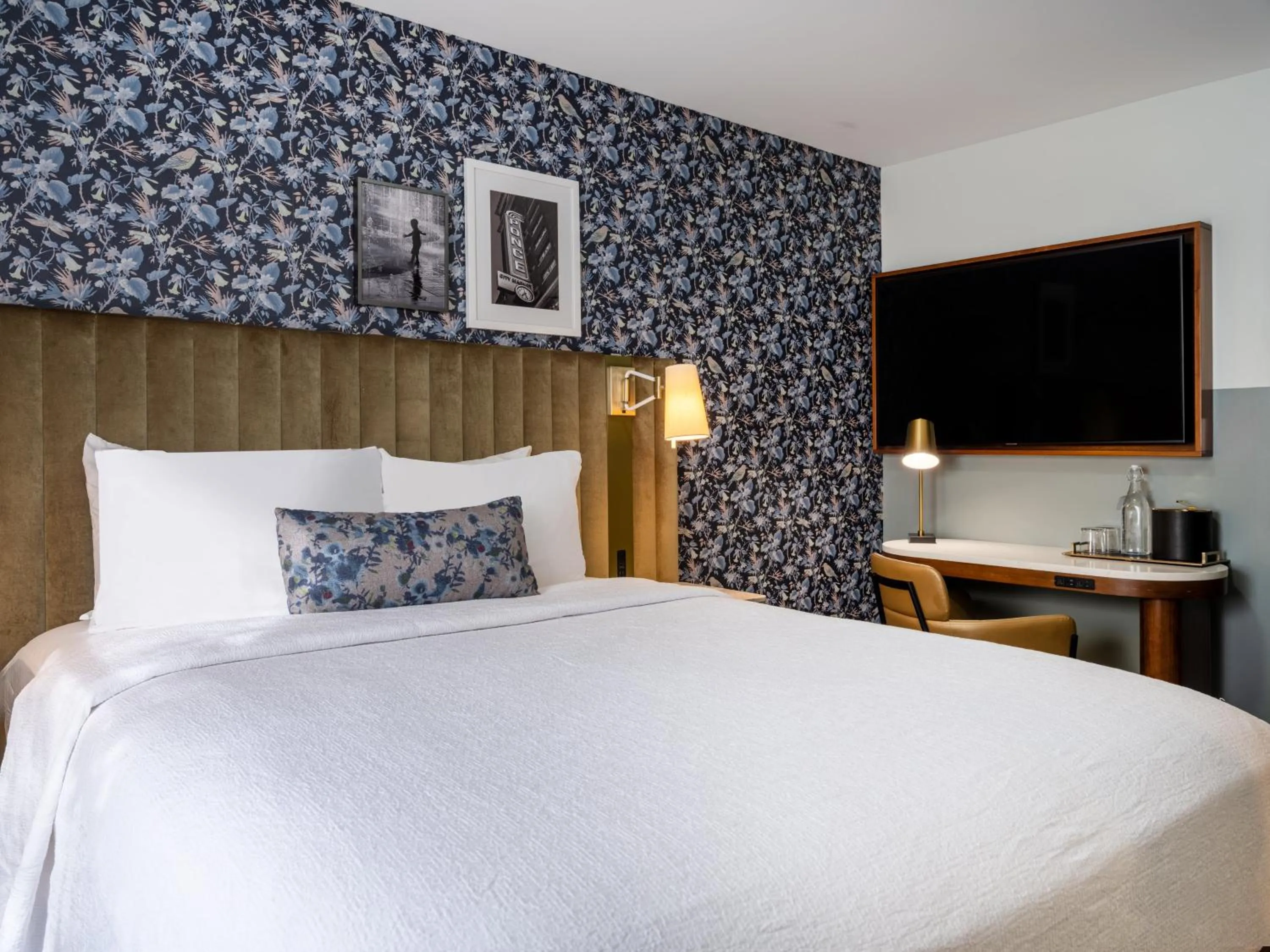 Photo of the whole room, Bed in voco The Darwin - Atlanta Midtown by IHG