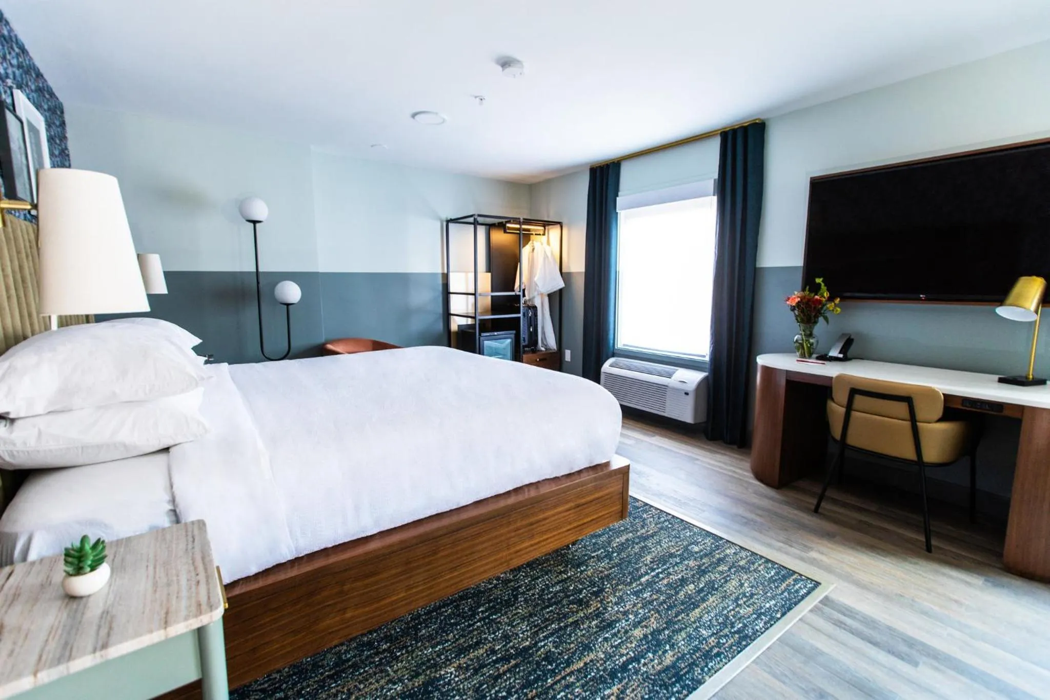 Photo of the whole room, Bed in voco The Darwin - Atlanta Midtown by IHG