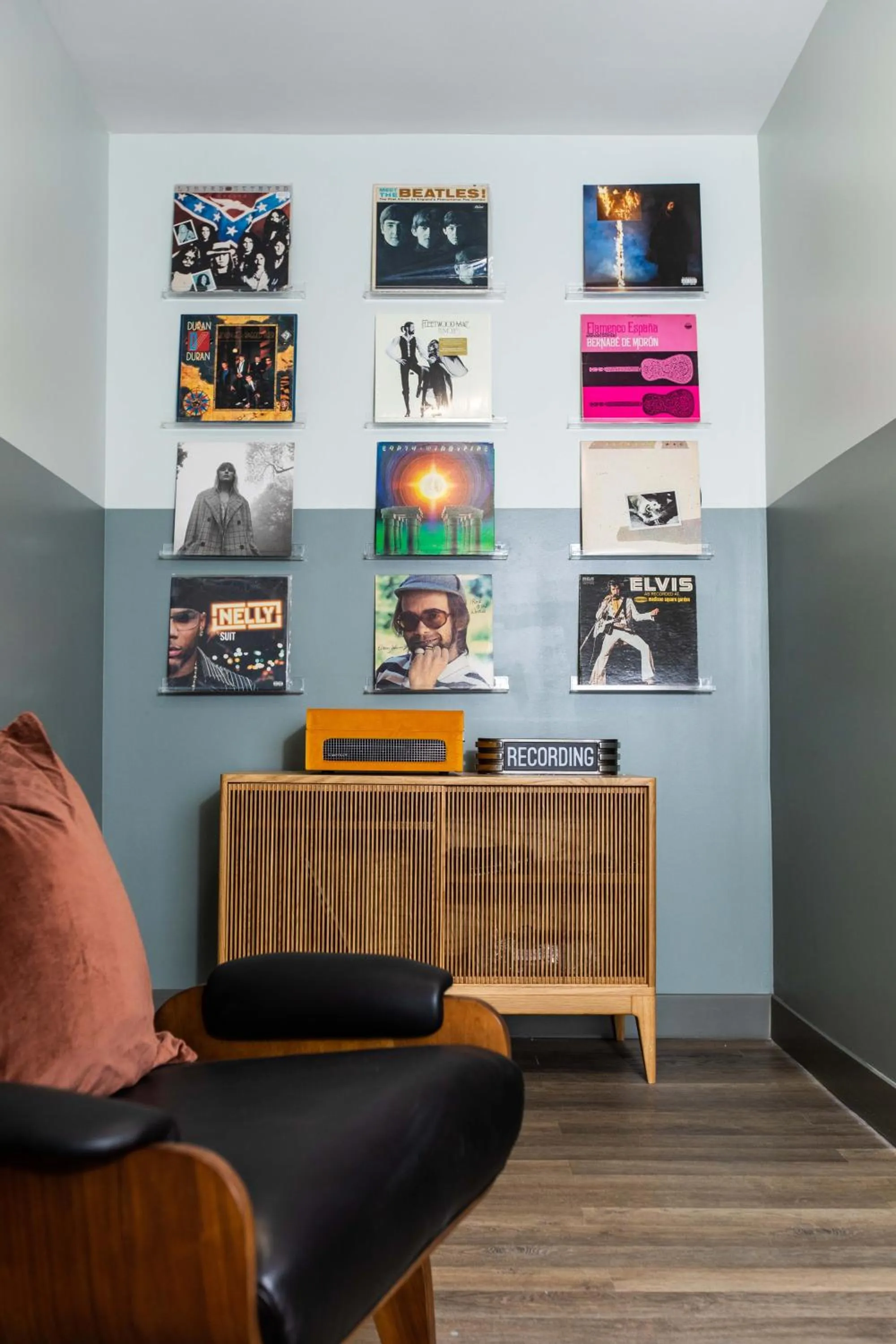 Communal lounge/ TV room in voco The Darwin - Atlanta Midtown by IHG