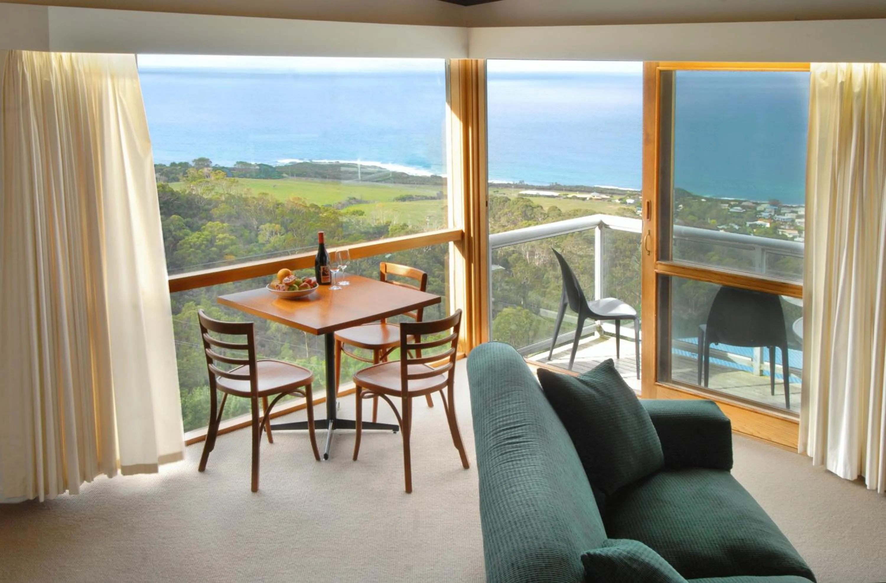 Restaurant/places to eat in Chris's Beacon Point Restaurant & Villas