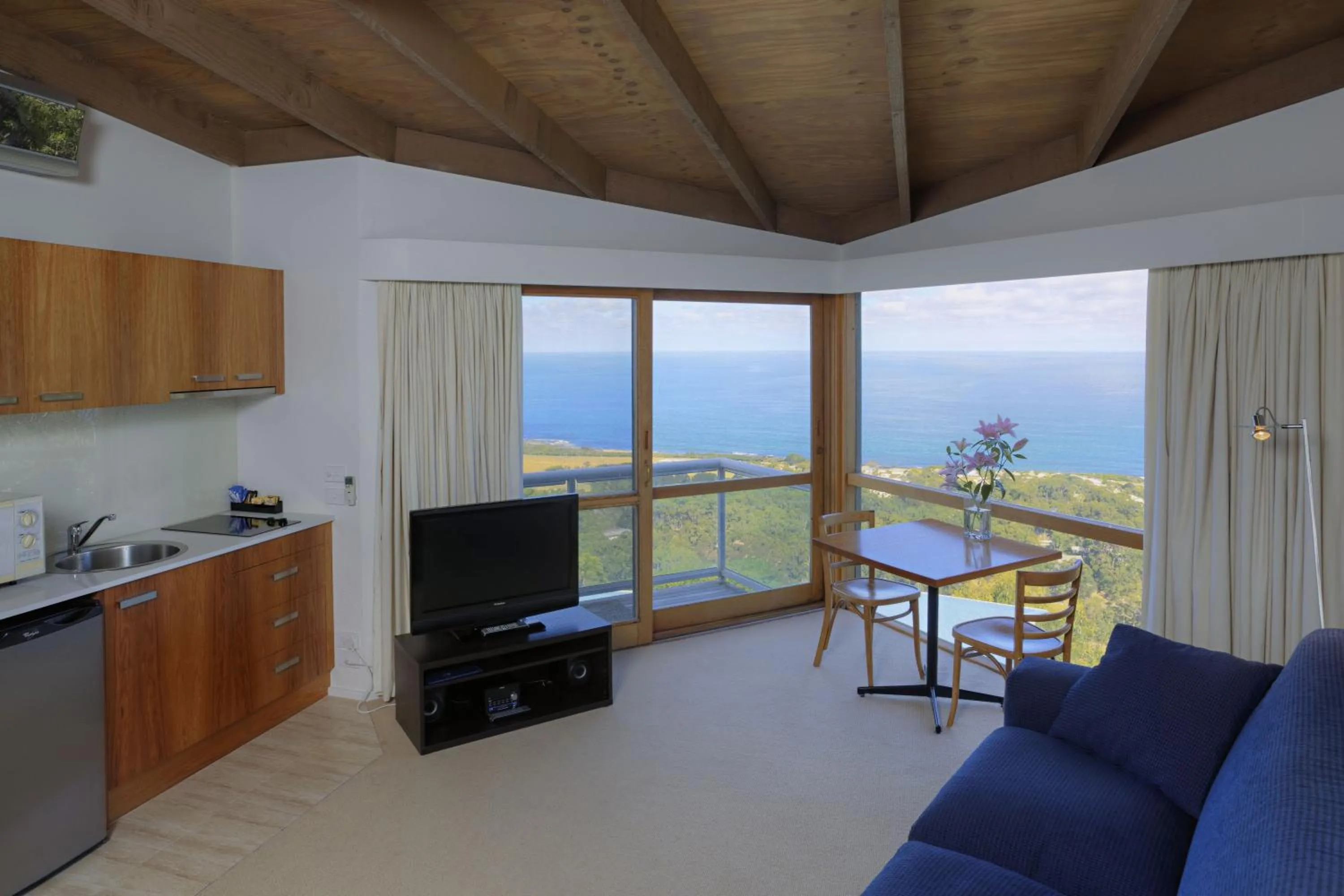 Patio in Chris's Beacon Point Restaurant & Villas