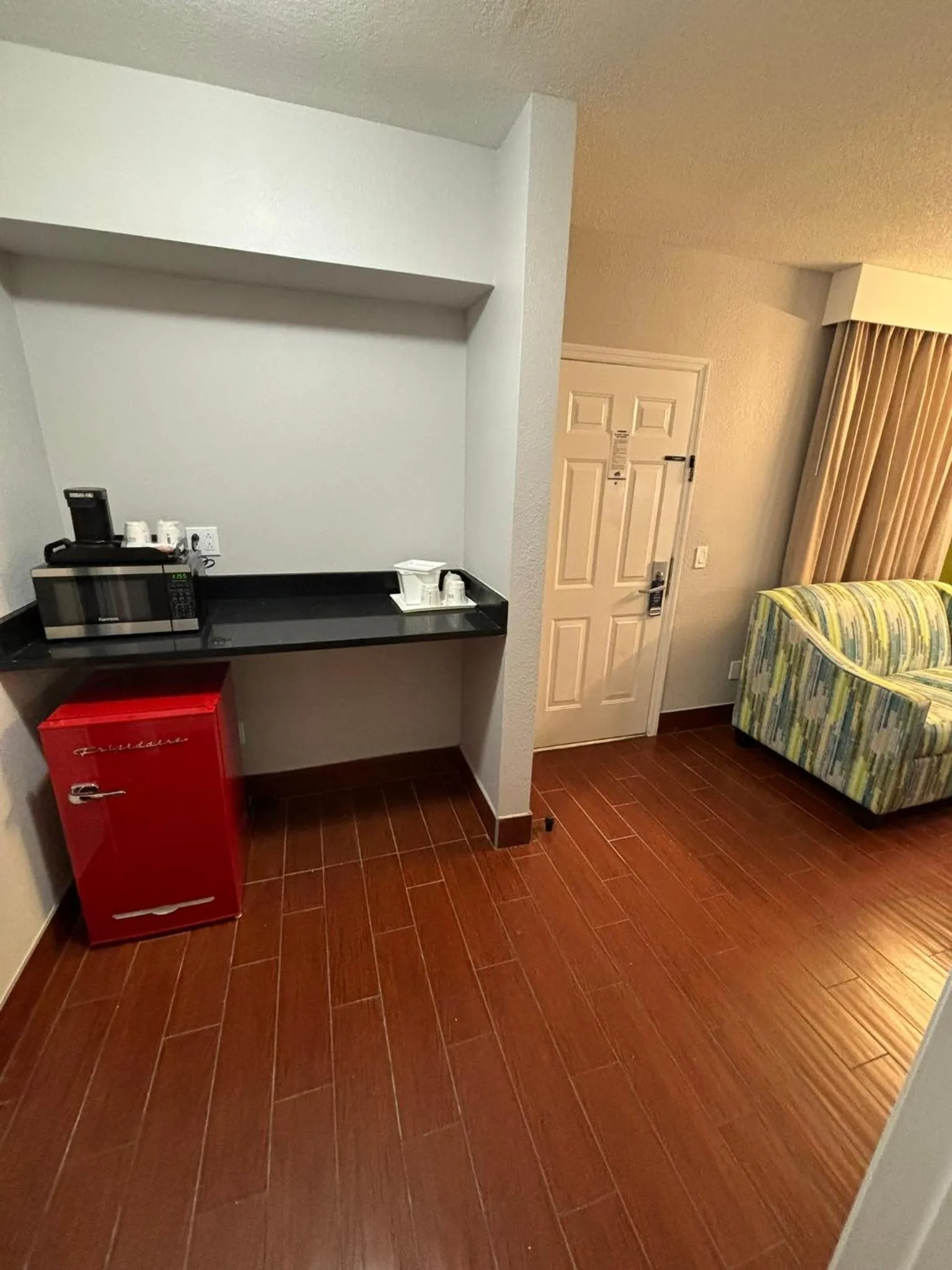 Coffee/tea facilities, Bed in Travelodge by Wyndham Hotel & Cottages St Augustine - Historic