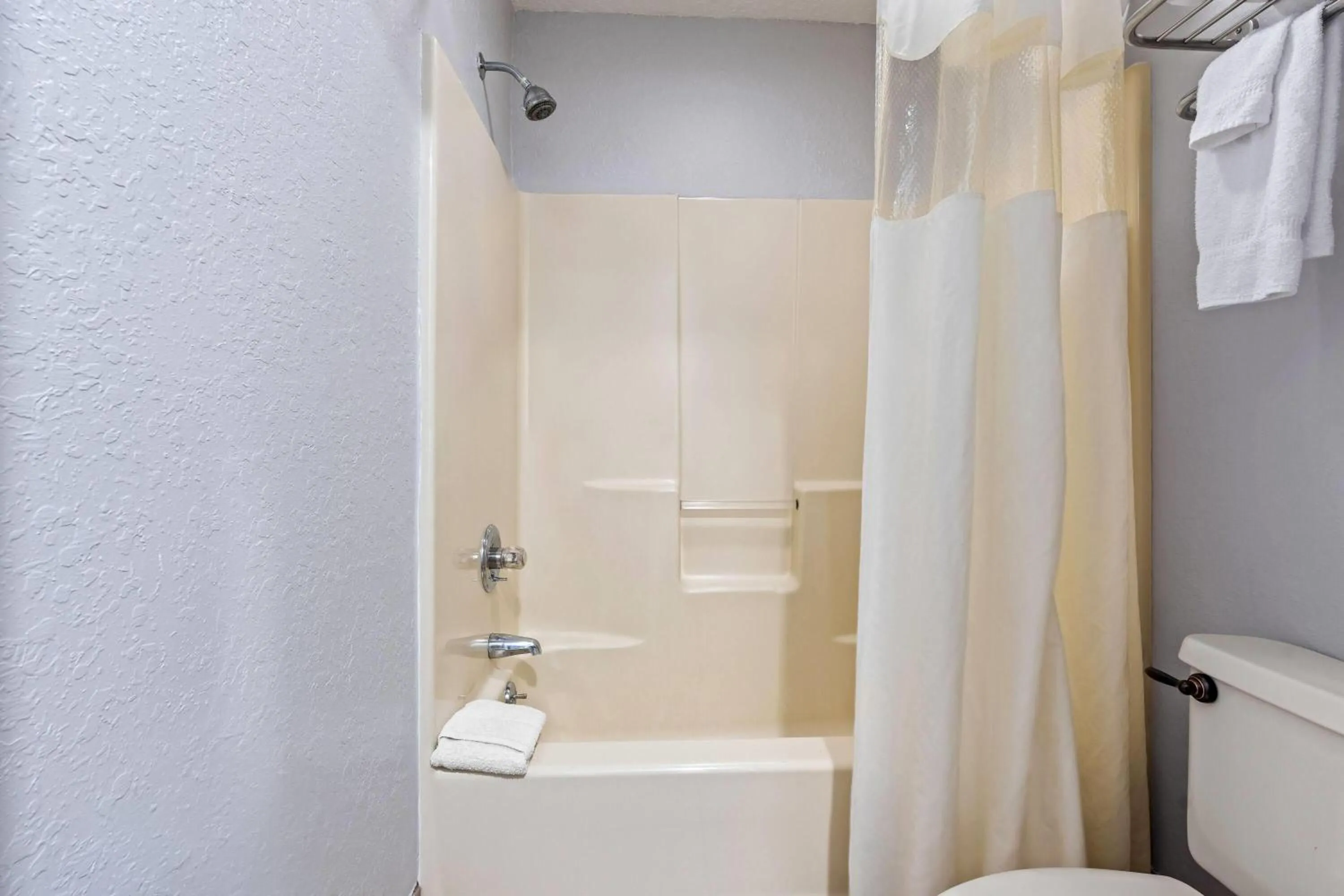 Bathroom in Travelodge by Wyndham Hotel & Cottages St Augustine - Historic