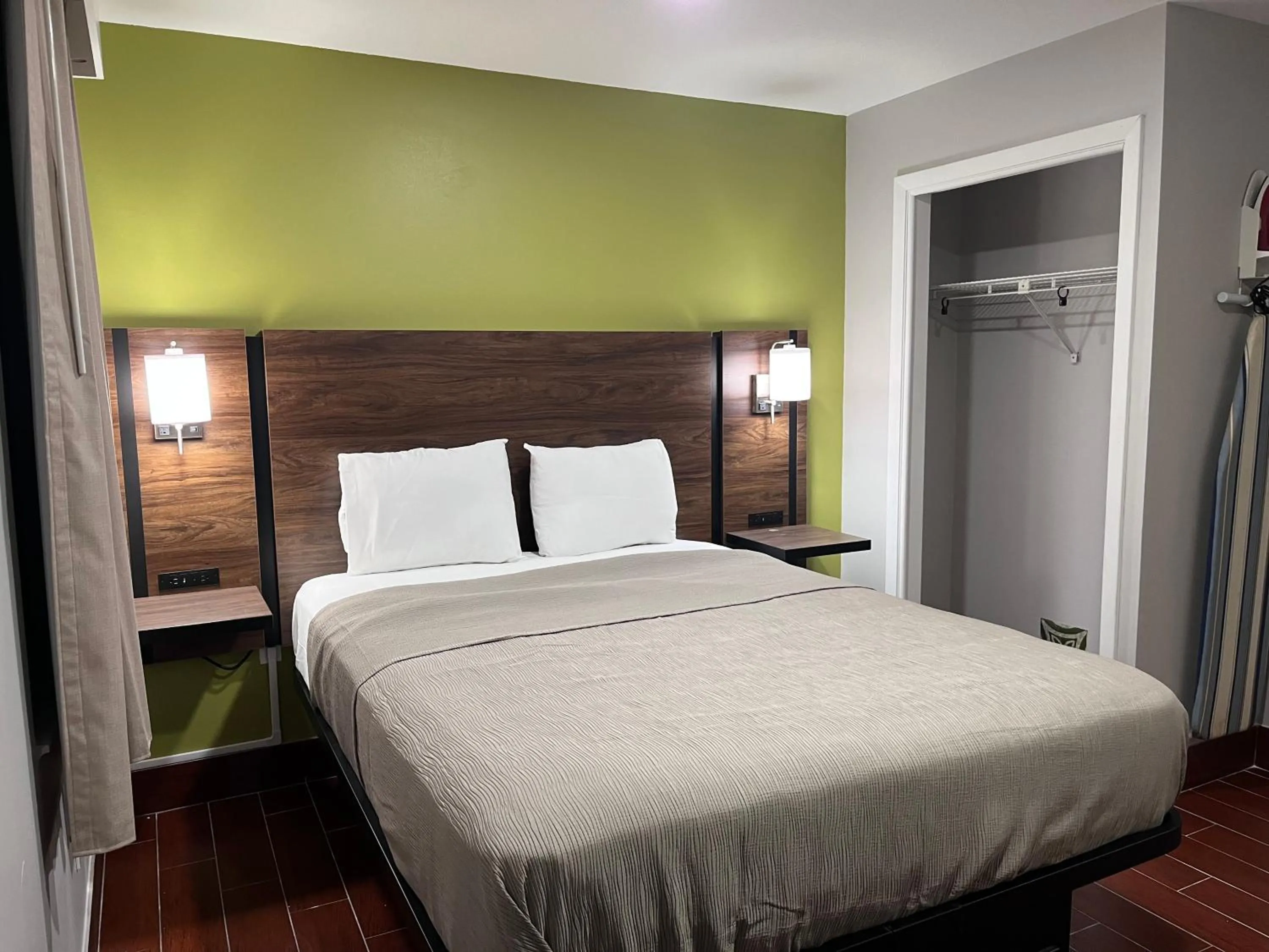 Bedroom, Bed in Travelodge by Wyndham Hotel & Cottages St Augustine - Historic